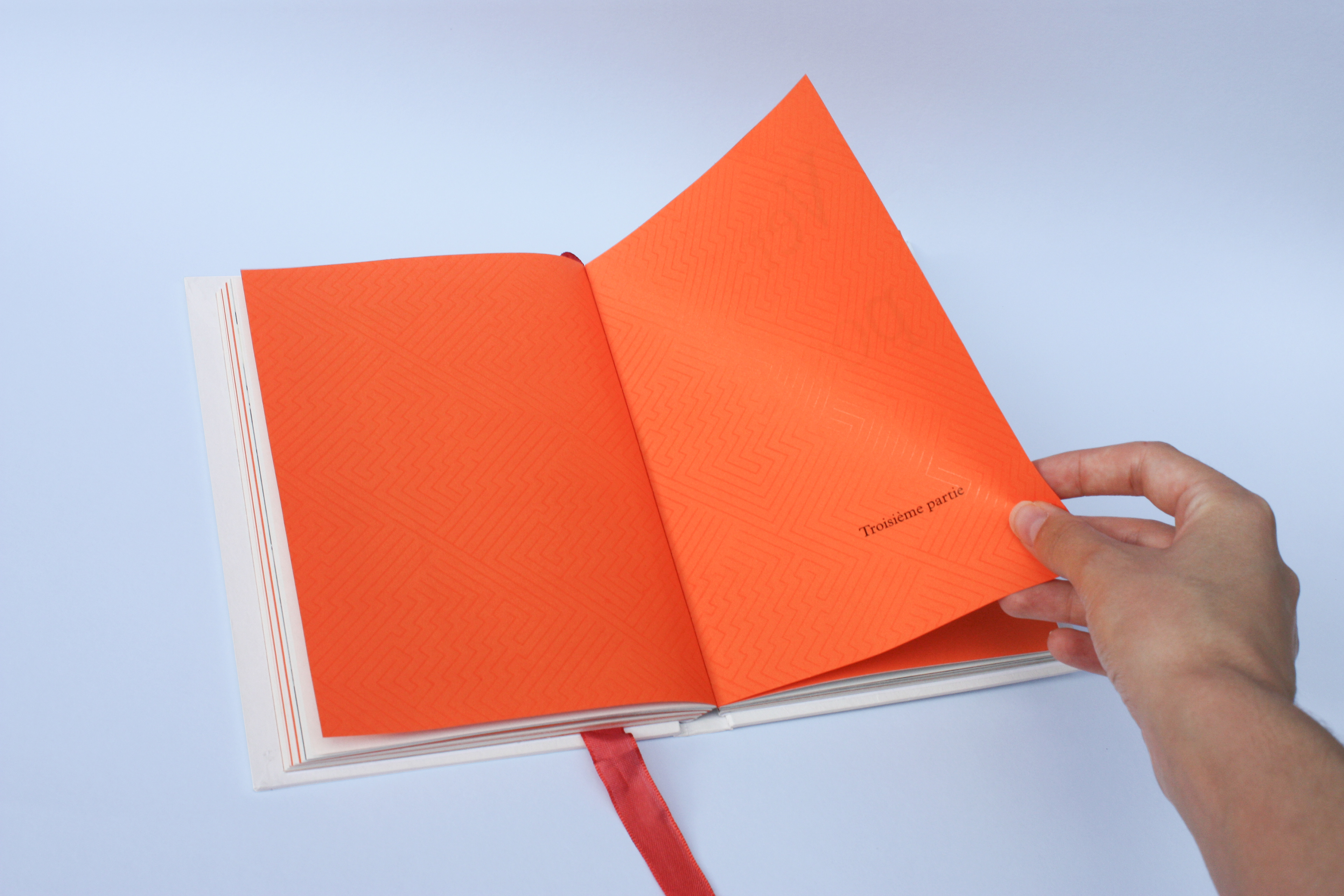 Page avec un vernis sélectif, réalisé en sérigraphie avec du jaune d'œufs. La page offre une pause contemplative dans la lecture.