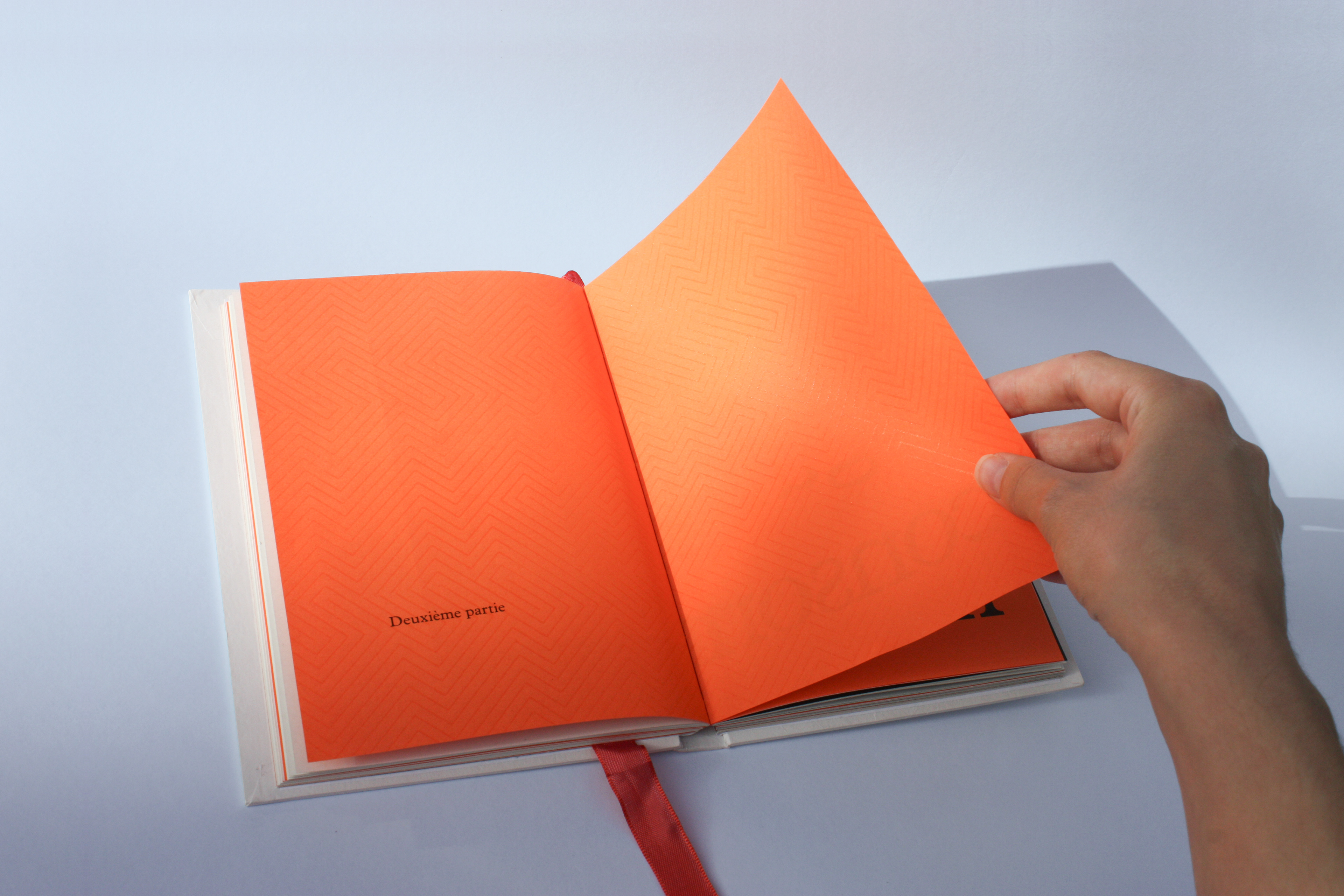 Page avec un vernis sélectif, réalisé en sérigraphie avec du jaune d'œufs. La page offre une pause contemplative dans la lecture.