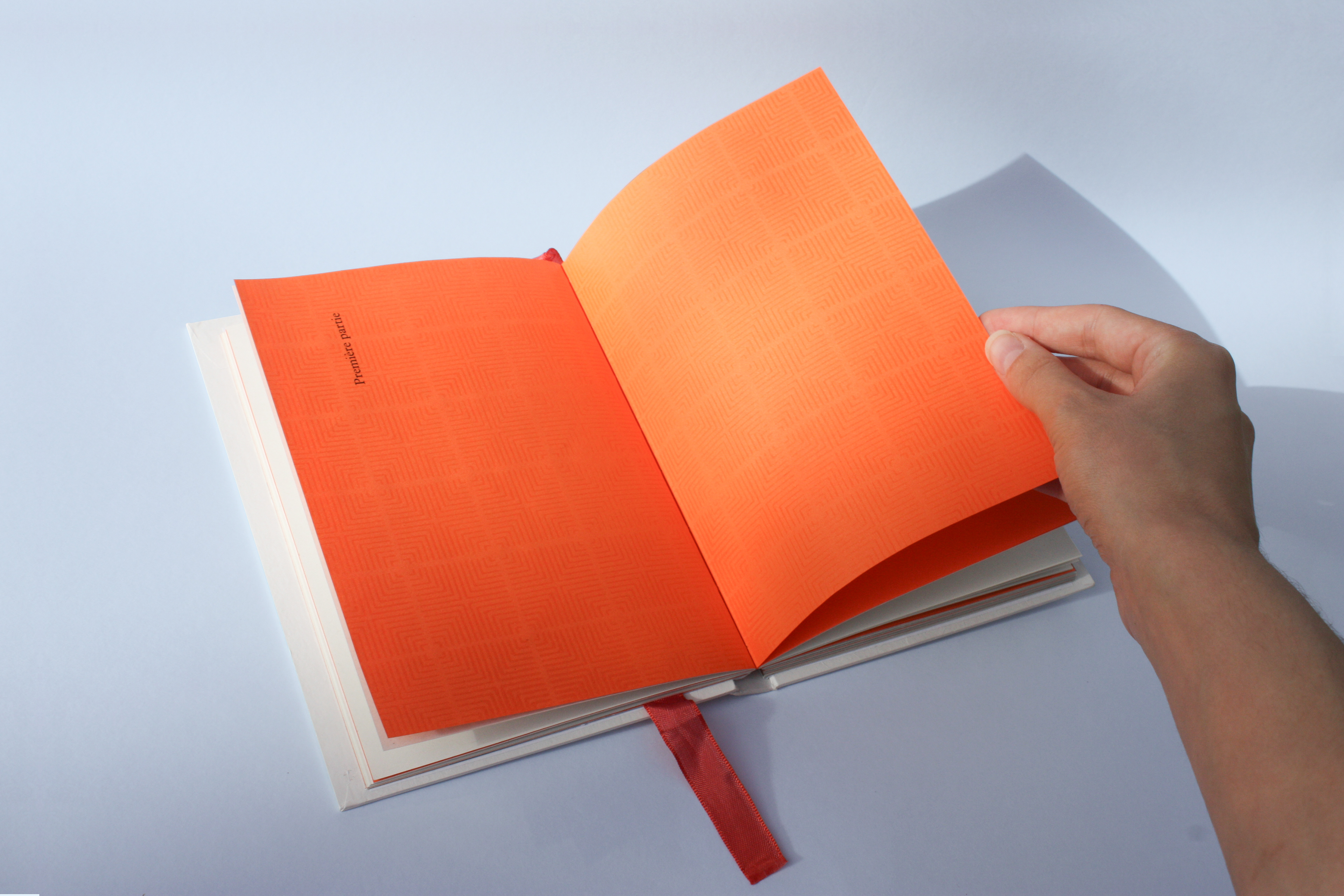 Page avec un vernis sélectif, réalisé en sérigraphie avec du jaune d'œufs. La page offre une pause contemplative dans la lecture.