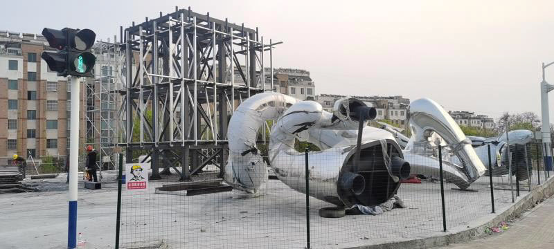 《沭水之阳》 Landmark Sculpture (Photo Credit: 厦门市圣将集团有限公司) . Installation in Progress . Forged Stainless Steel . 2020