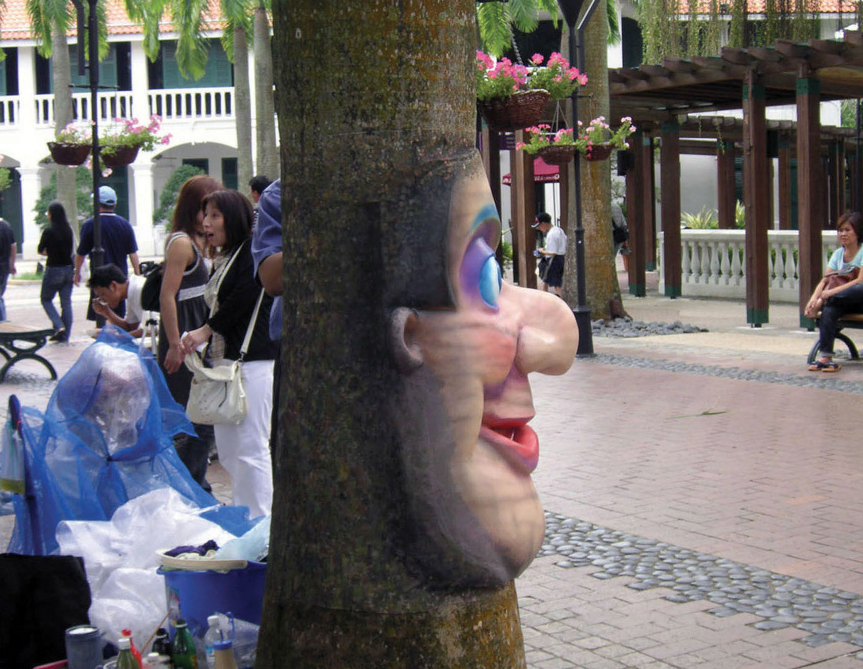 Camouflaging and blending the 'Mask' onto the real palm tree.