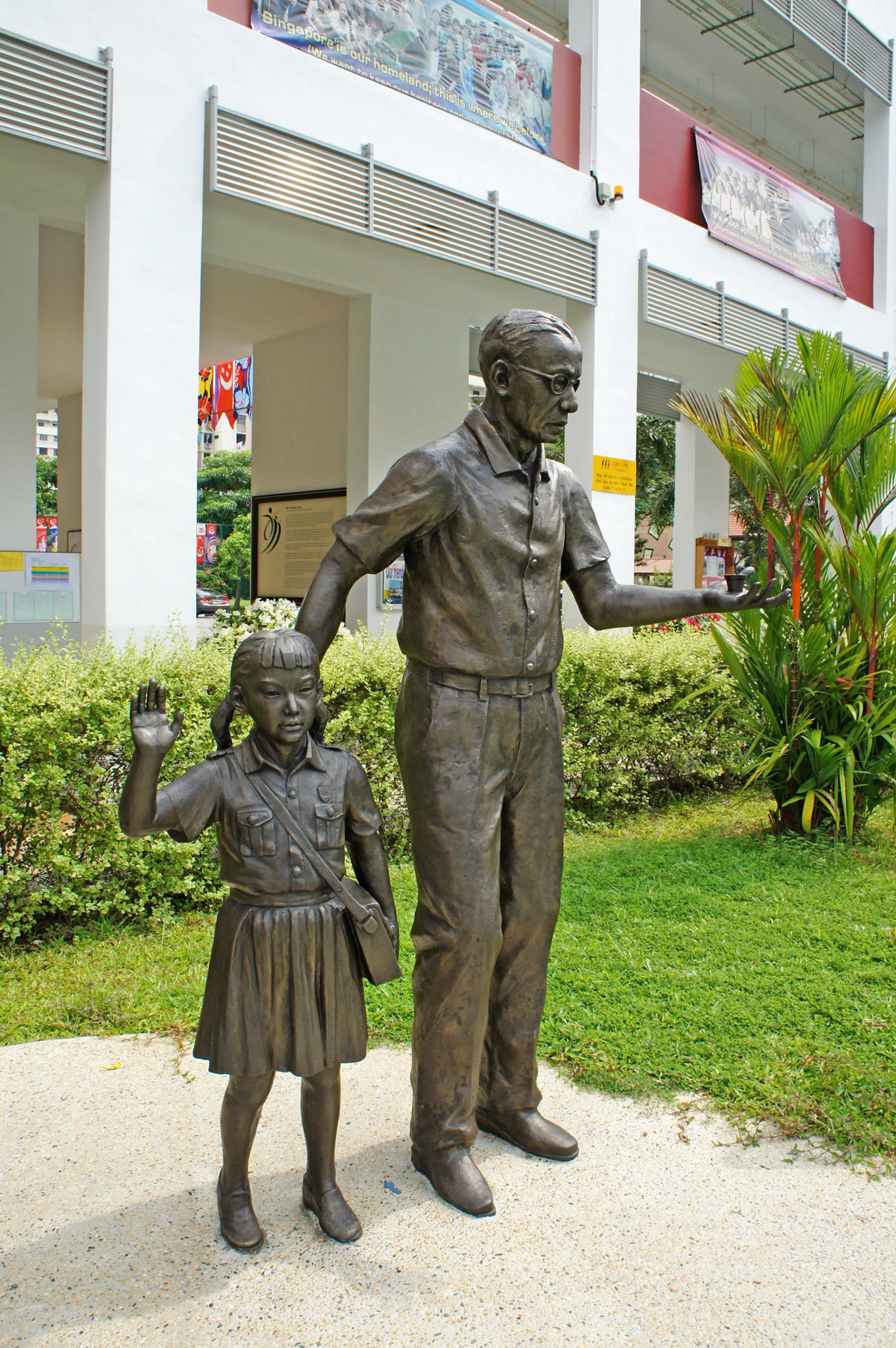 董息游校长 (Mr. Tung Sey Yew) . Cast Bronze . 2010