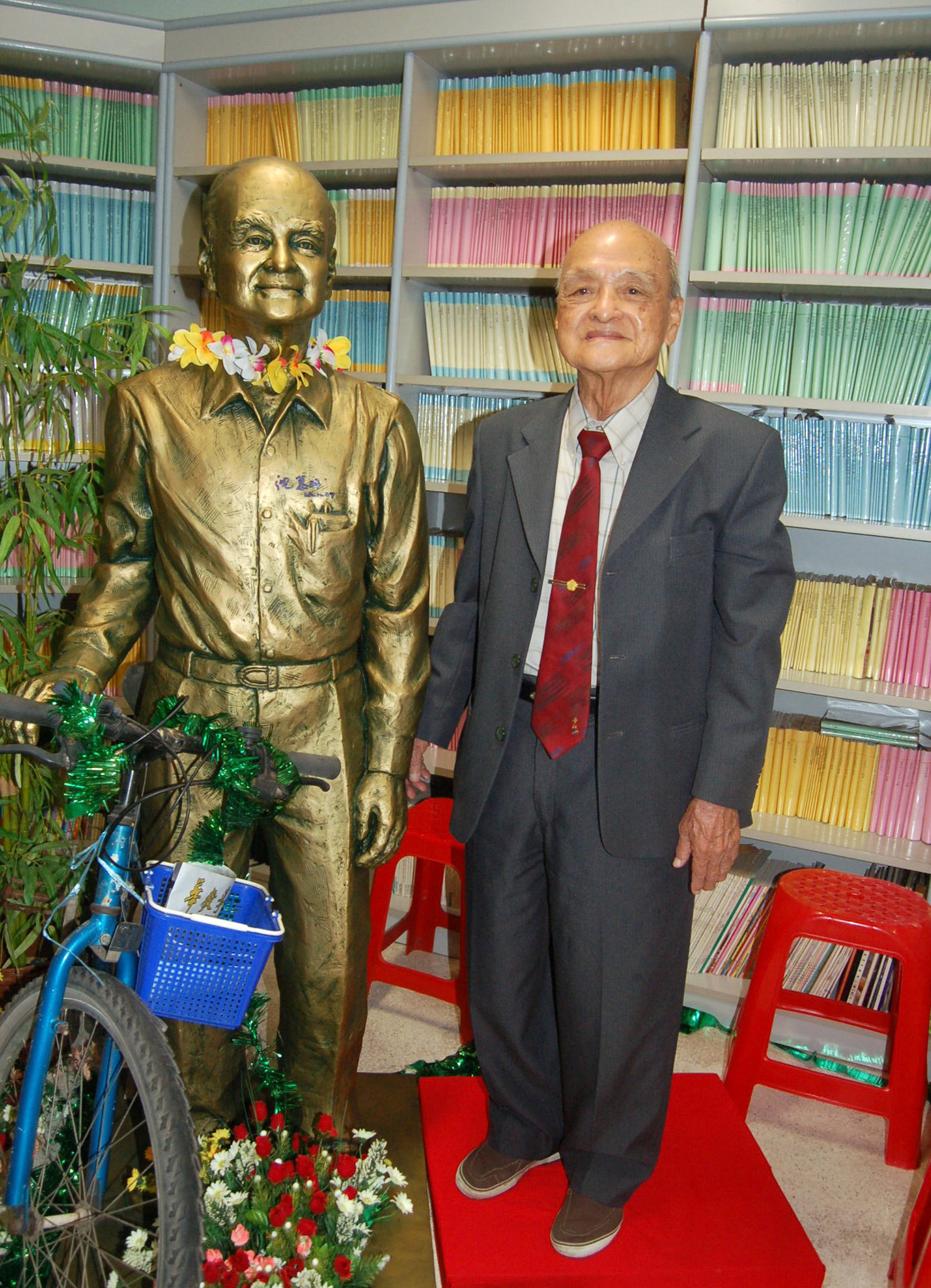 Datuk Sim Mow Yu (沈慕羽) . Cast Resin . 2005