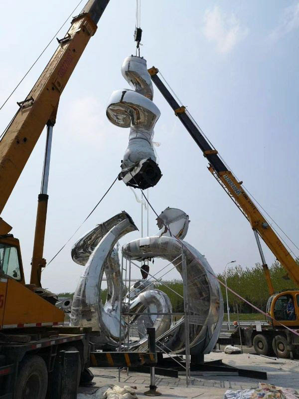 《沭水之阳》 Landmark Sculpture (Photo Credit: 厦门市圣将集团有限公司) . Installation in Progress . Forged Stainless Steel . 2020