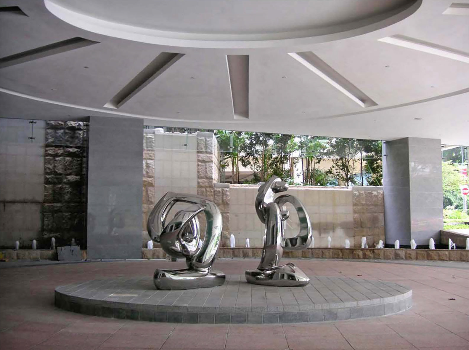 《恩惠》 Gratitude . Forged Stainless Steel . 2008