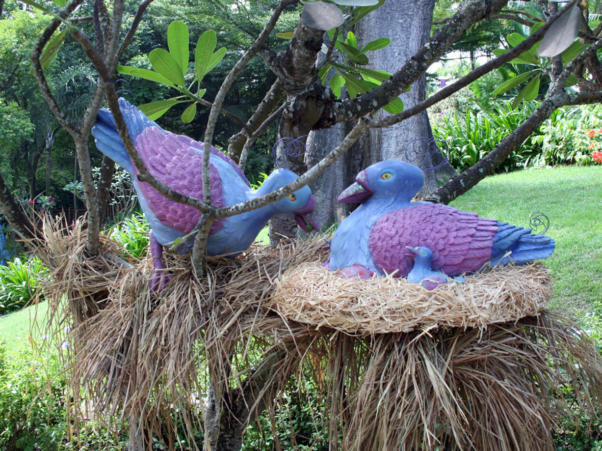 The Tree of Life : Family of Birds . Fiberglass with Lighting . 2008
