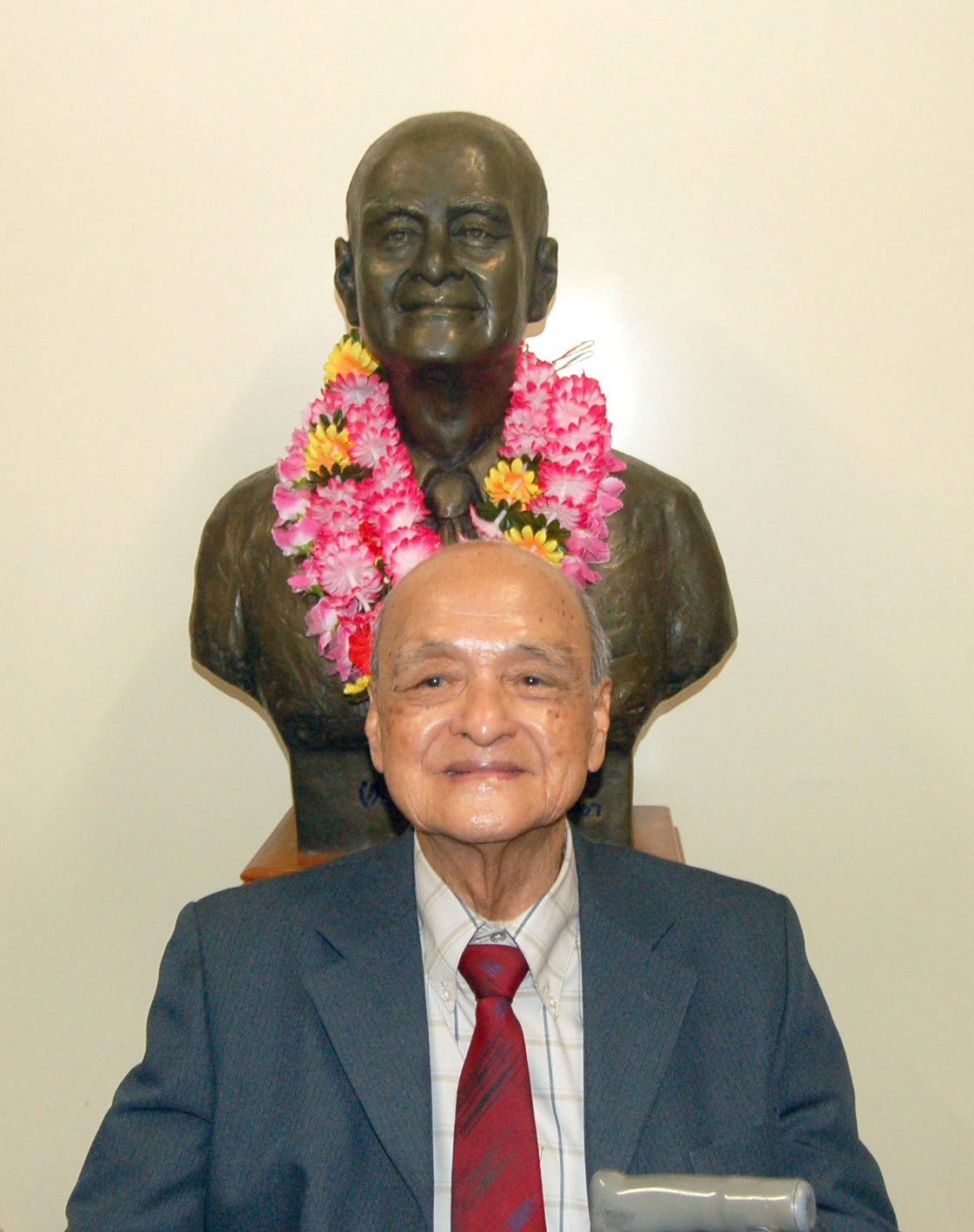 Datuk Sim Mow Yu (沈慕羽) with Bronze Bust