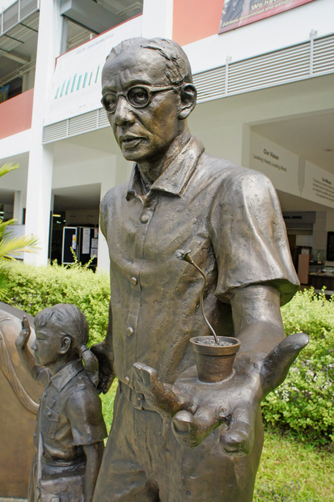 董息游校长 (Mr. Tung Sey Yew) . Cast Bronze . 2010