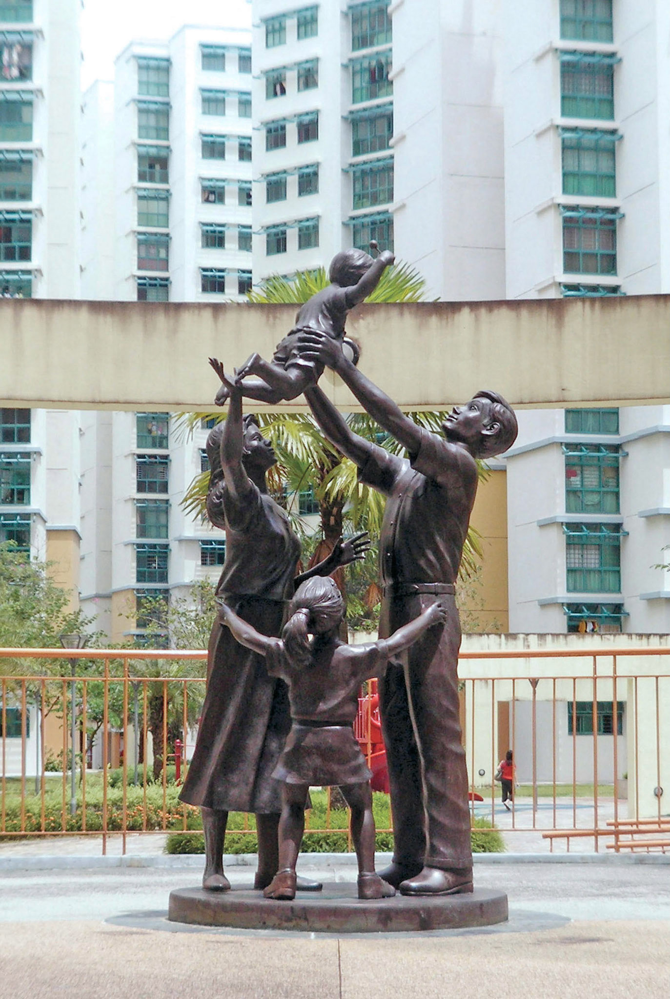 《温馨家庭》 Family . Cast Bronze . 2002