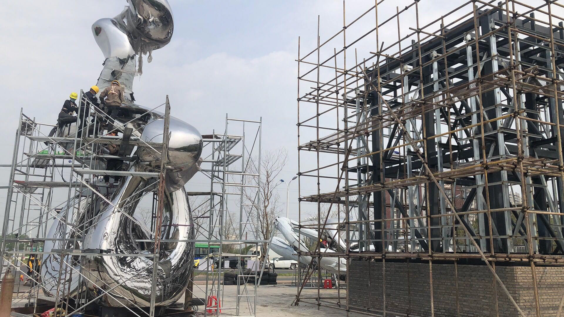 《沭水之阳》 Landmark Sculpture (Photo Credit: 厦门市圣将集团有限公司) . Installation in Progress . Forged Stainless Steel . 2020
