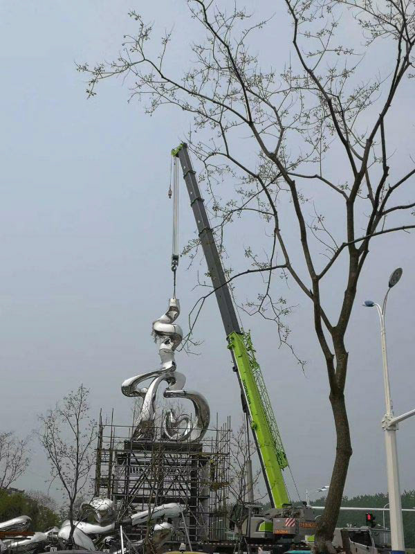 《沭水之阳》 Landmark Sculpture (Photo Credit: 厦门市圣将集团有限公司) . Installation in Progress . Forged Stainless Steel . 2020