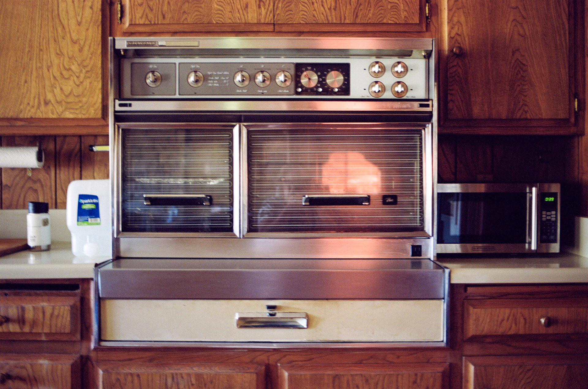 They have an old electric pull-out stove top and oven which is fully funcioning