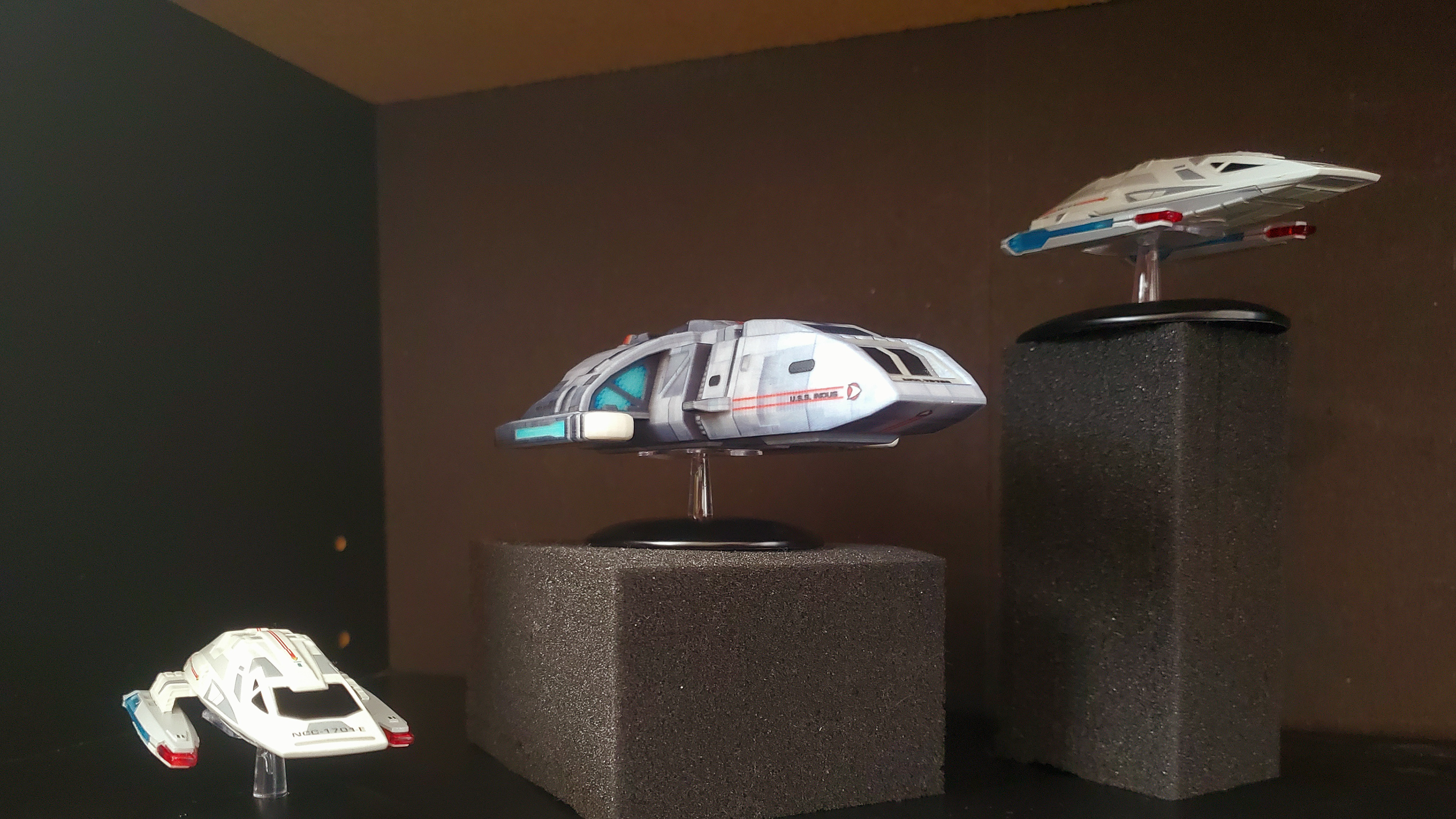 Model Arrangement. Eaglemoss (R,L) Gameprint (M)
