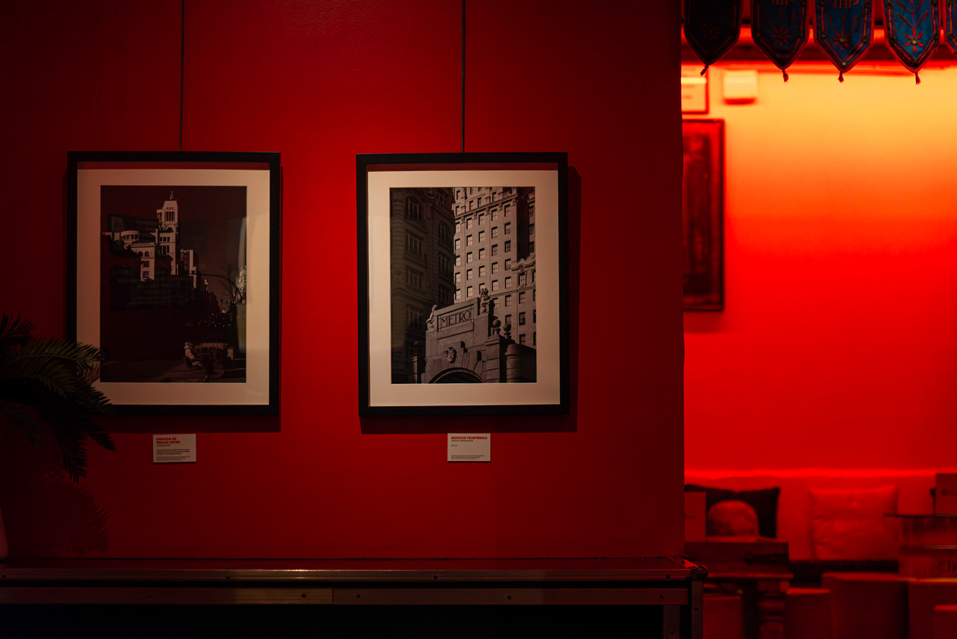 Dos fotografías más en la Red Room de Café La Palma, en blanco y negro, una vista del Círculo de Bellas Artes y un detalle del Edificio Telefónica y la reconstrucción del palacete del Metro.