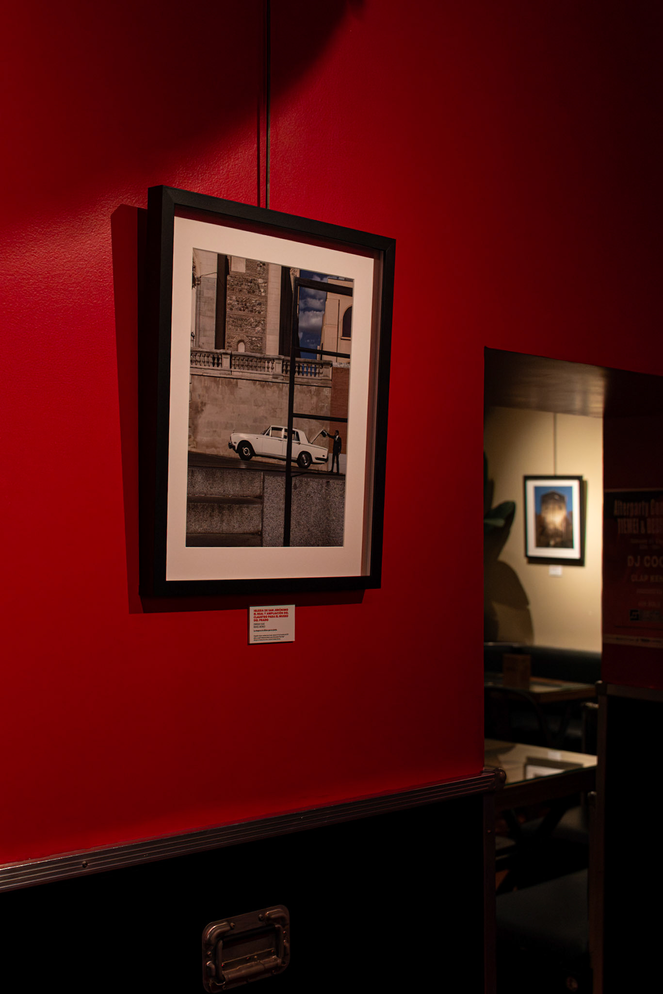 Vista de una de las fotografías, un hombre mirando algo en el maletero de un Rolls-Royce