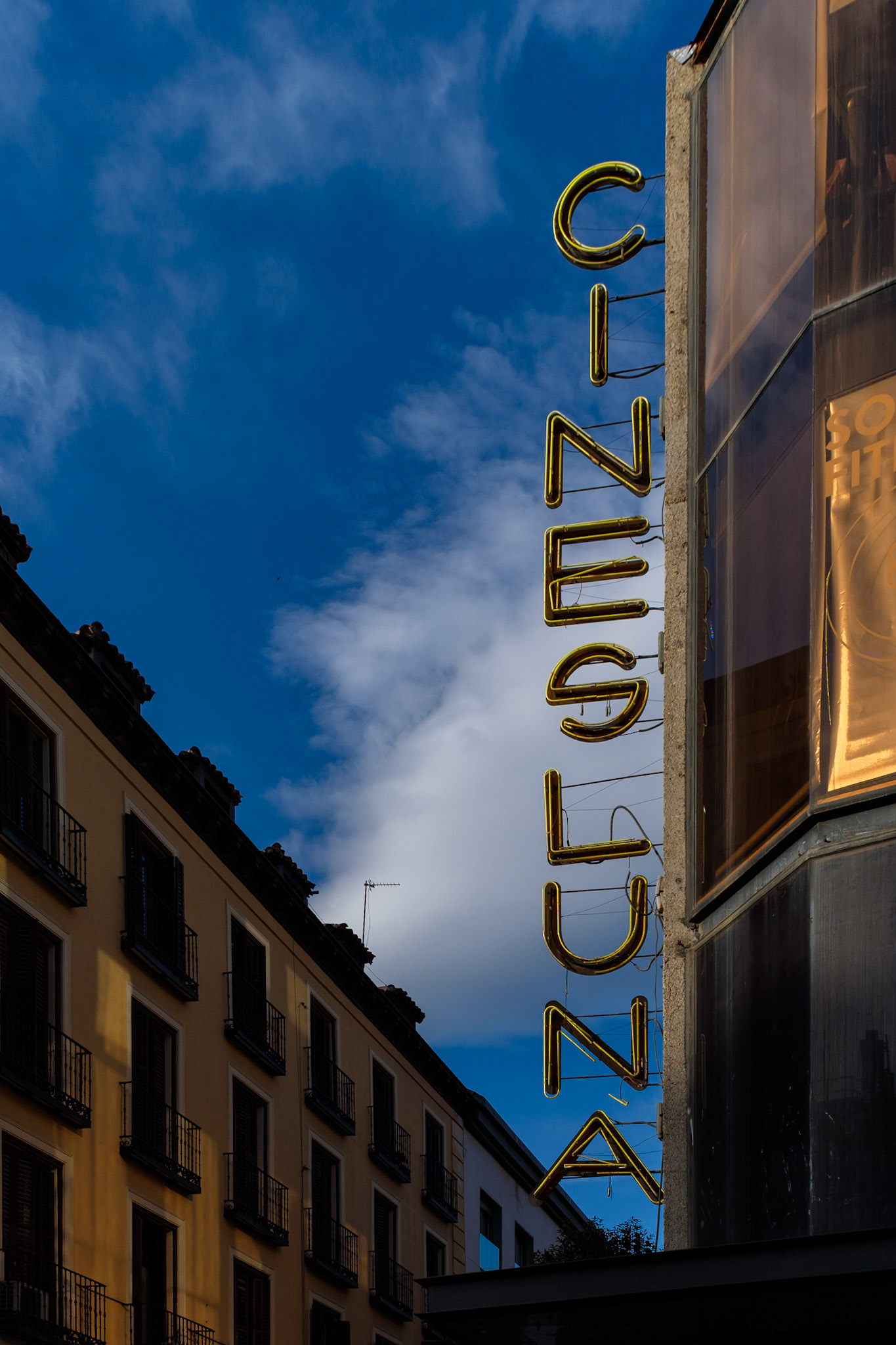 RÓTULO DE NEÓN DE LOS ANTIGUOS CINES LUNA