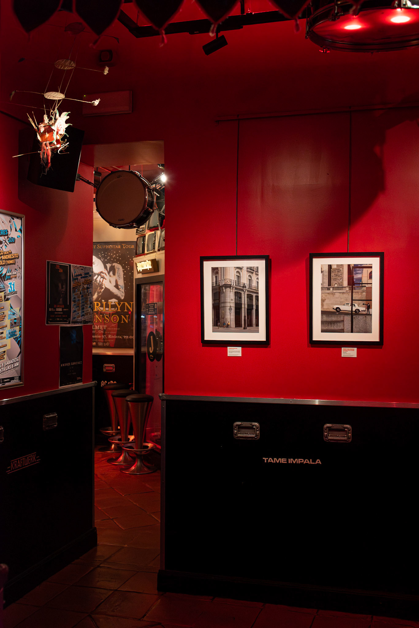 Vista de dos de las fotografías de la exposición, la de unos niños jugando en la Puerta del Sol y "la del coche".