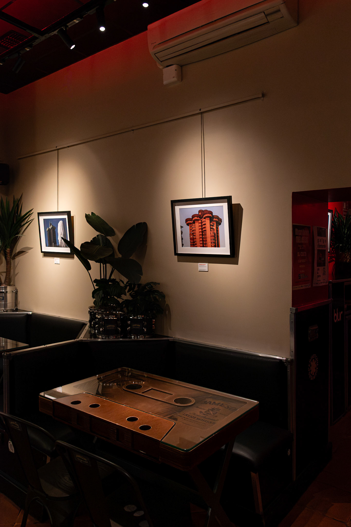 Dos fotografías en The Coffee Area, las antiguas Torres de Colón con "el enchufe" una vista de Torres Blancas al atardecer.