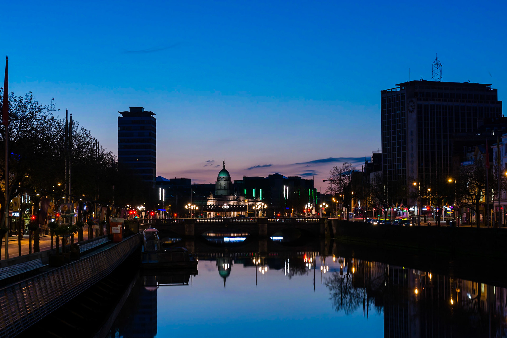 The River Liffey flows through the centre of Dublin and links to an extensive canal network.
