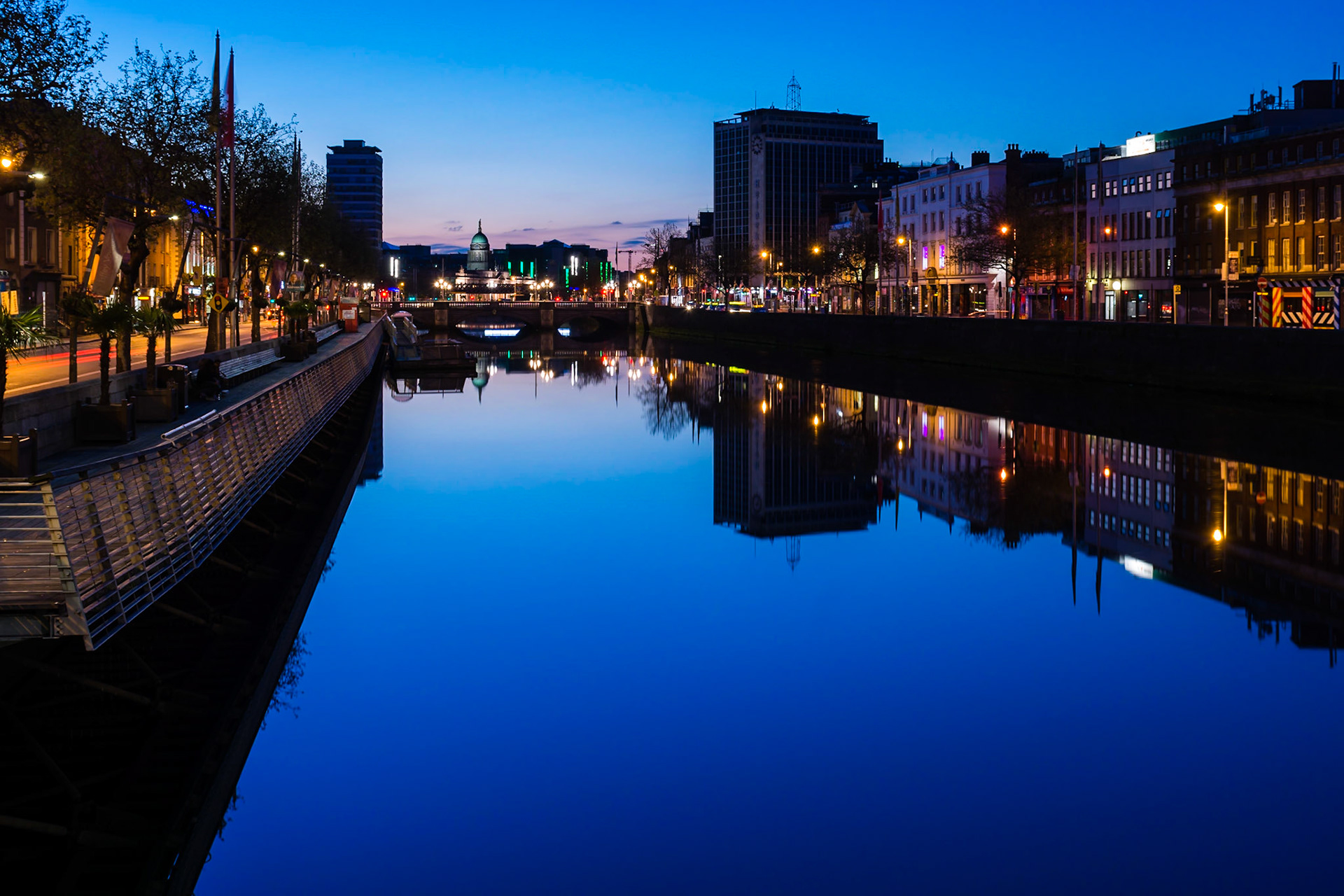 The River Liffey flows through the centre of Dublin and links to an extensive canal network.