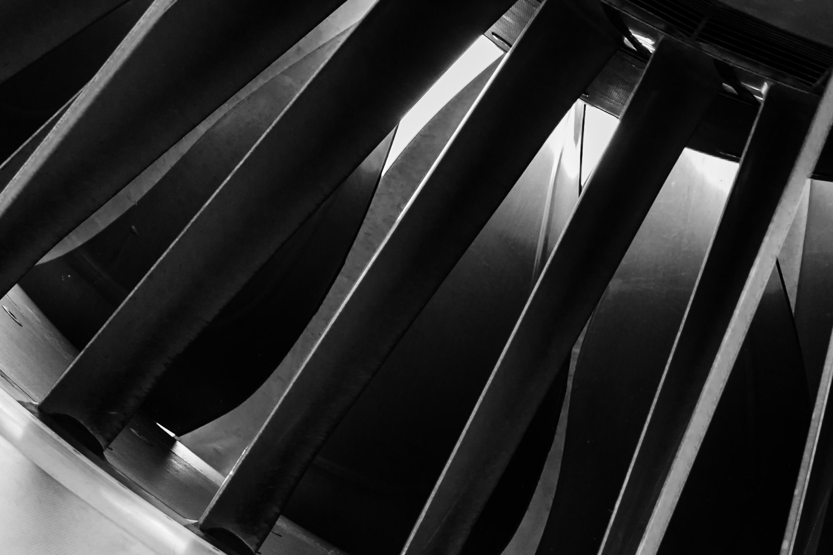 Looking through the rear of the  engine, you can see the straight guide vanes and curved fan blades.