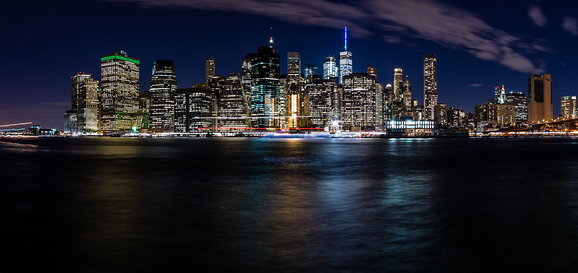 The skyline of Manhattan, viewed from Brooklyn Park ovelooking the East River