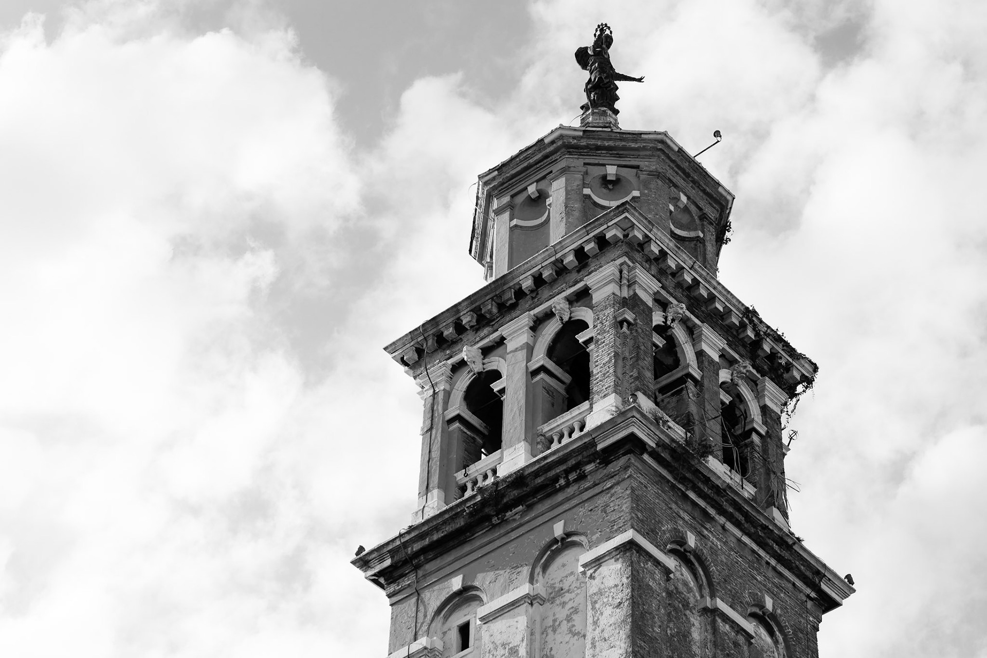 This is the bell tower of Santa Maria dei Carmini, a large church in the neighbourhood of Dorsoduro.