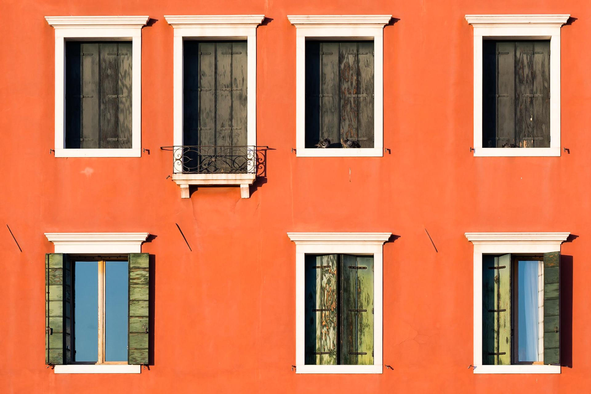 A lot of the buildings around Venice are painted in vibrant colours. This one is near Arsenale.