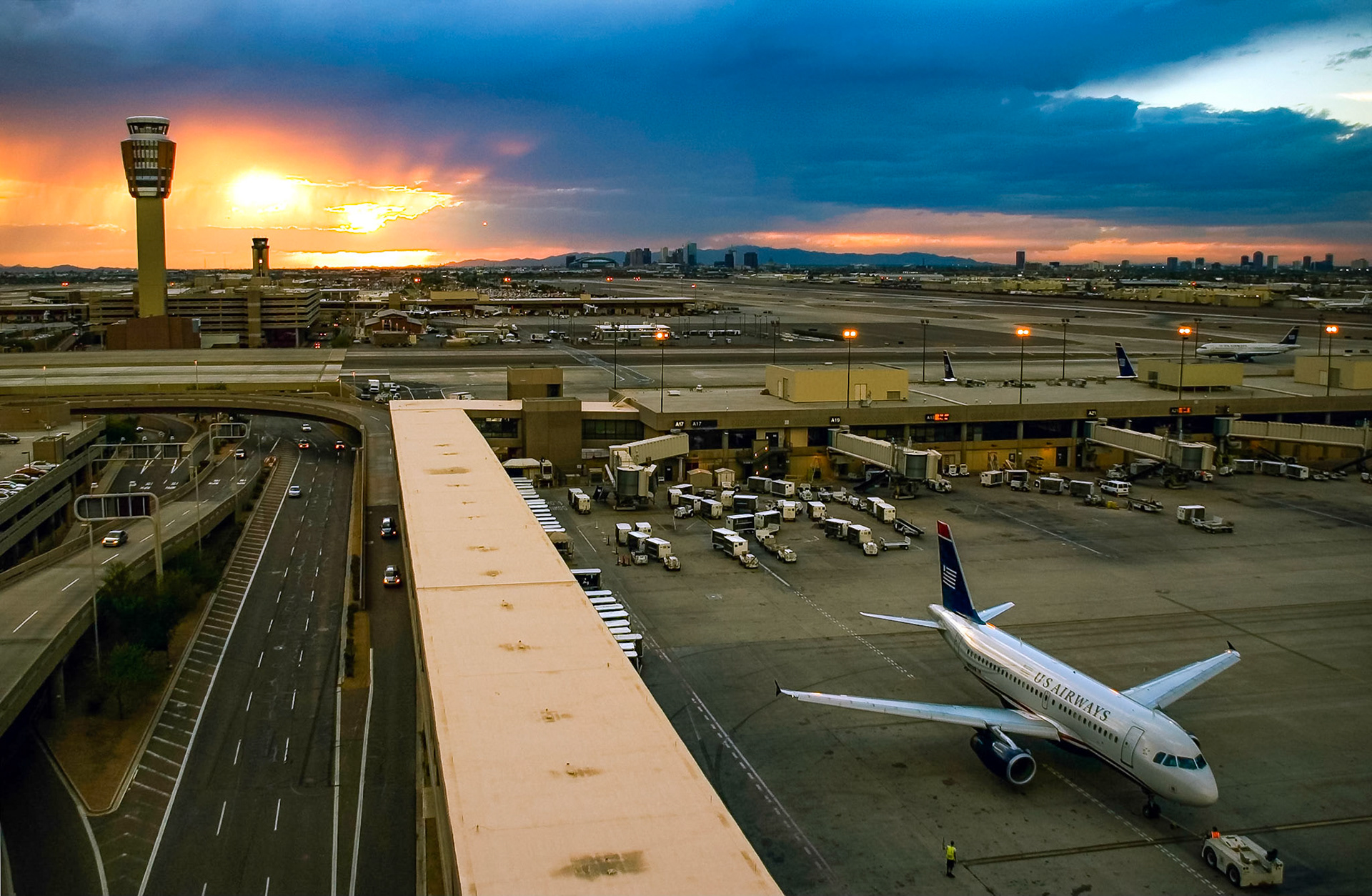 I visted Sky Harbor Airport to 'spot' several times while I was in the US. This time I managed to catch a US Airways A320 departing at sunset.