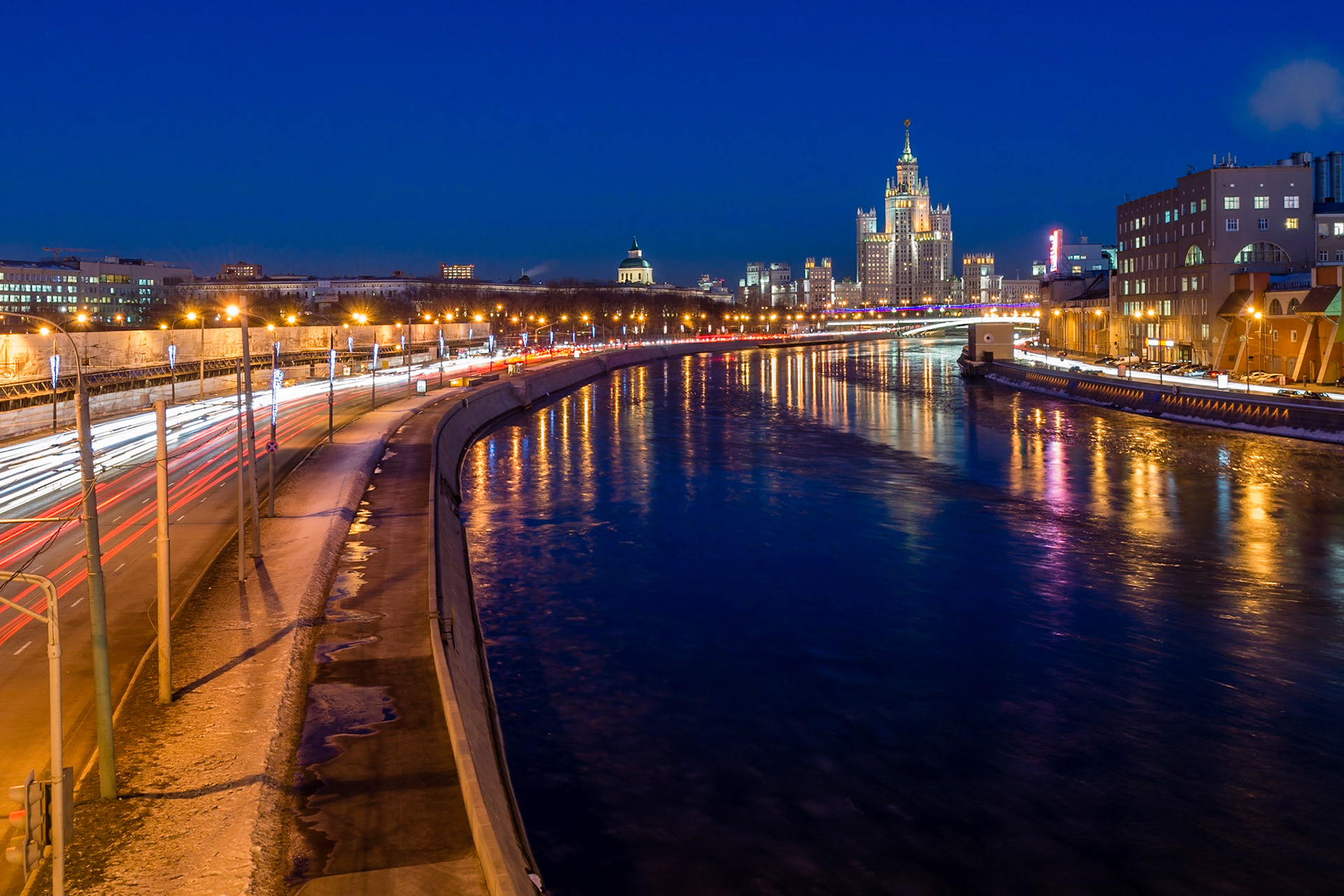 The clear skies and low temperatures led to an intense blue-hour after sunset, exaggerated by the illuminated Kotelnicheskaya Embankment Building. A slightly different composition