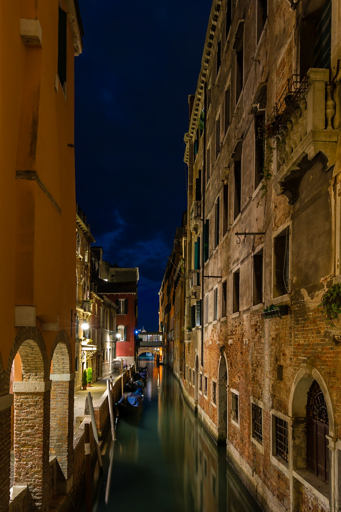 The Rio del Vin was given the name from the boats which carried wine addressed to Rialto, the central area of Venice.