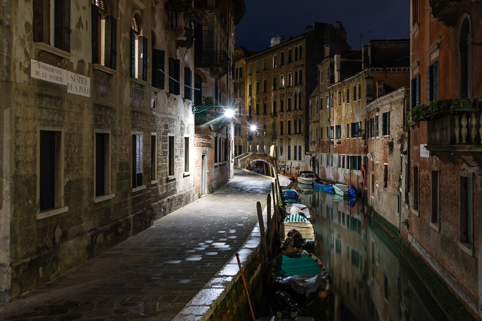 The name of this channel derives from the convent of Augustinian nuns of Jesus and mary, which exists today as the University Institute of Architecture.