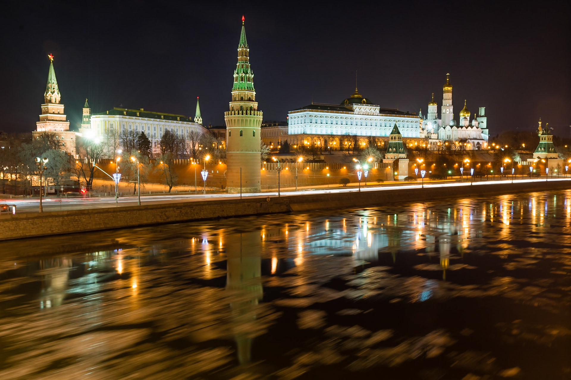 A different view of the Kremlin. The Granovitaya Palata (Faceted Palace) is in the centre and the Russian Orthodox 'Cathedral of the Archangel'- with golden domes- on the right.