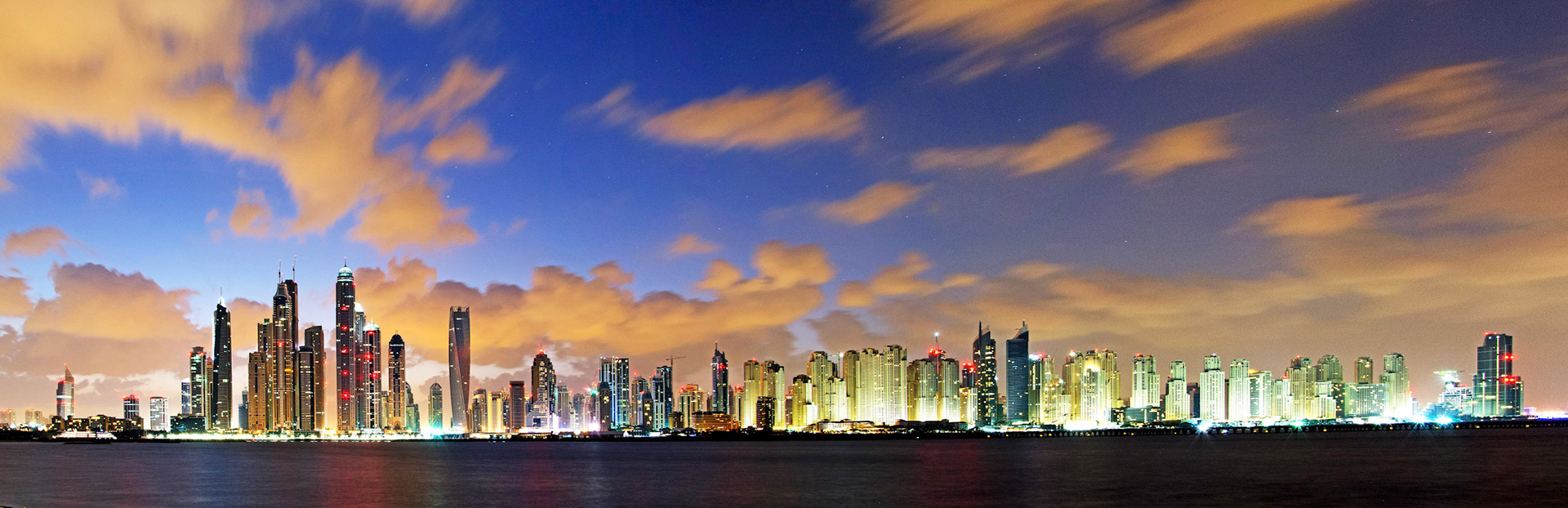 Shortly before sunrise I could use longer shutter speeds to capture this panorama of the Marina