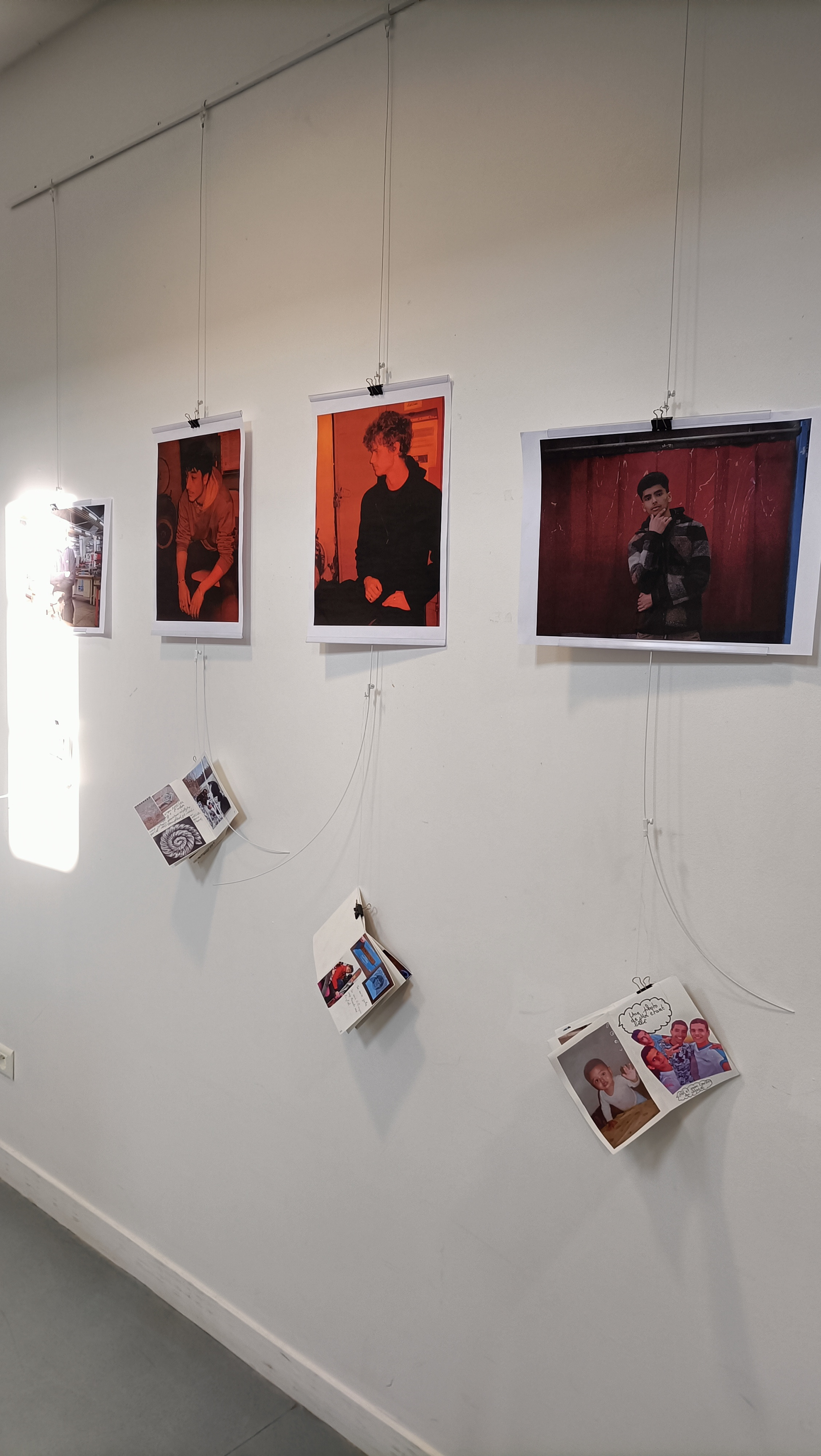Portraits et booklets accrochées dans le CDI du Lycée
