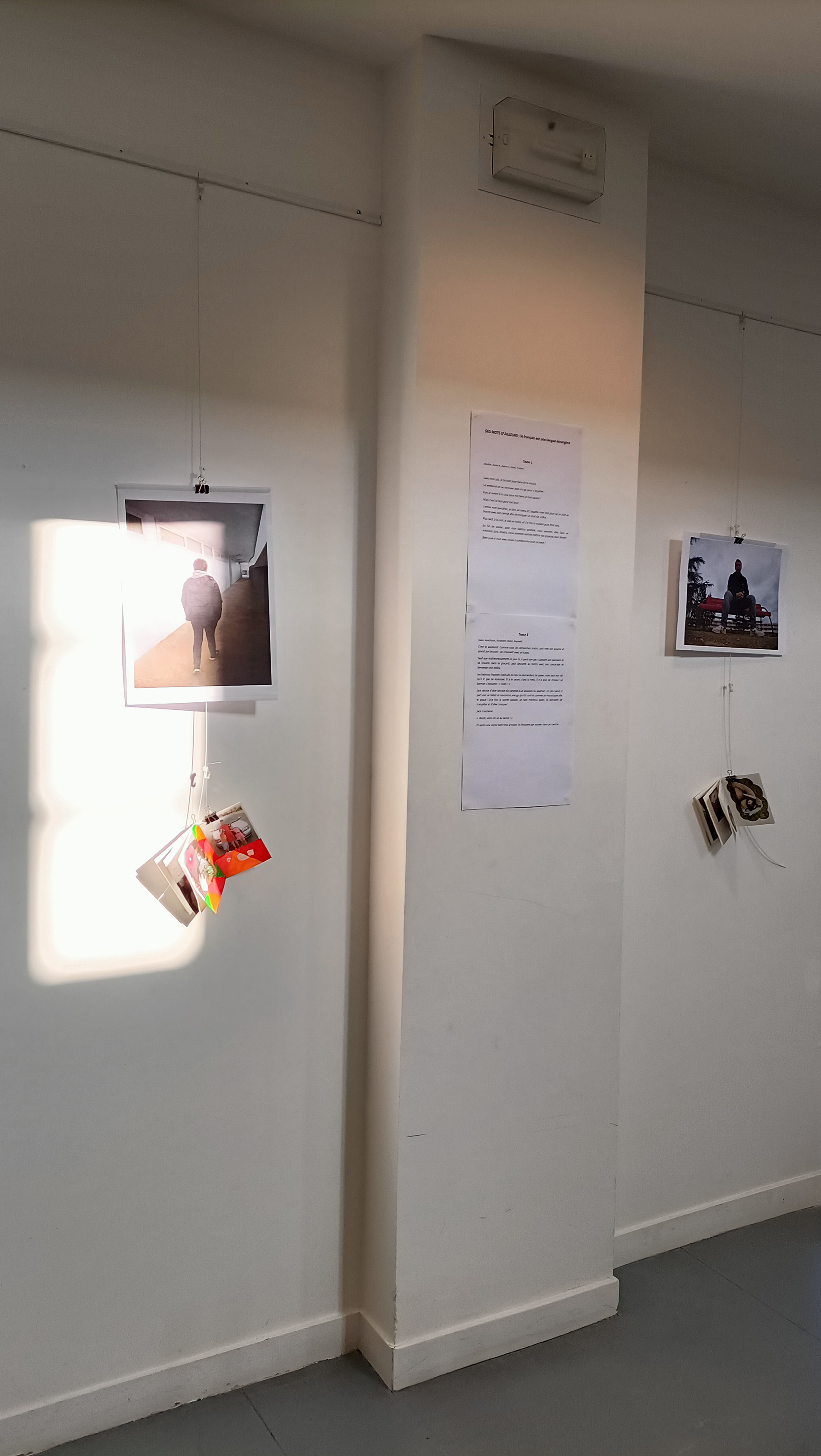 Portraits et booklets accrochées dans le CDI du Lycée