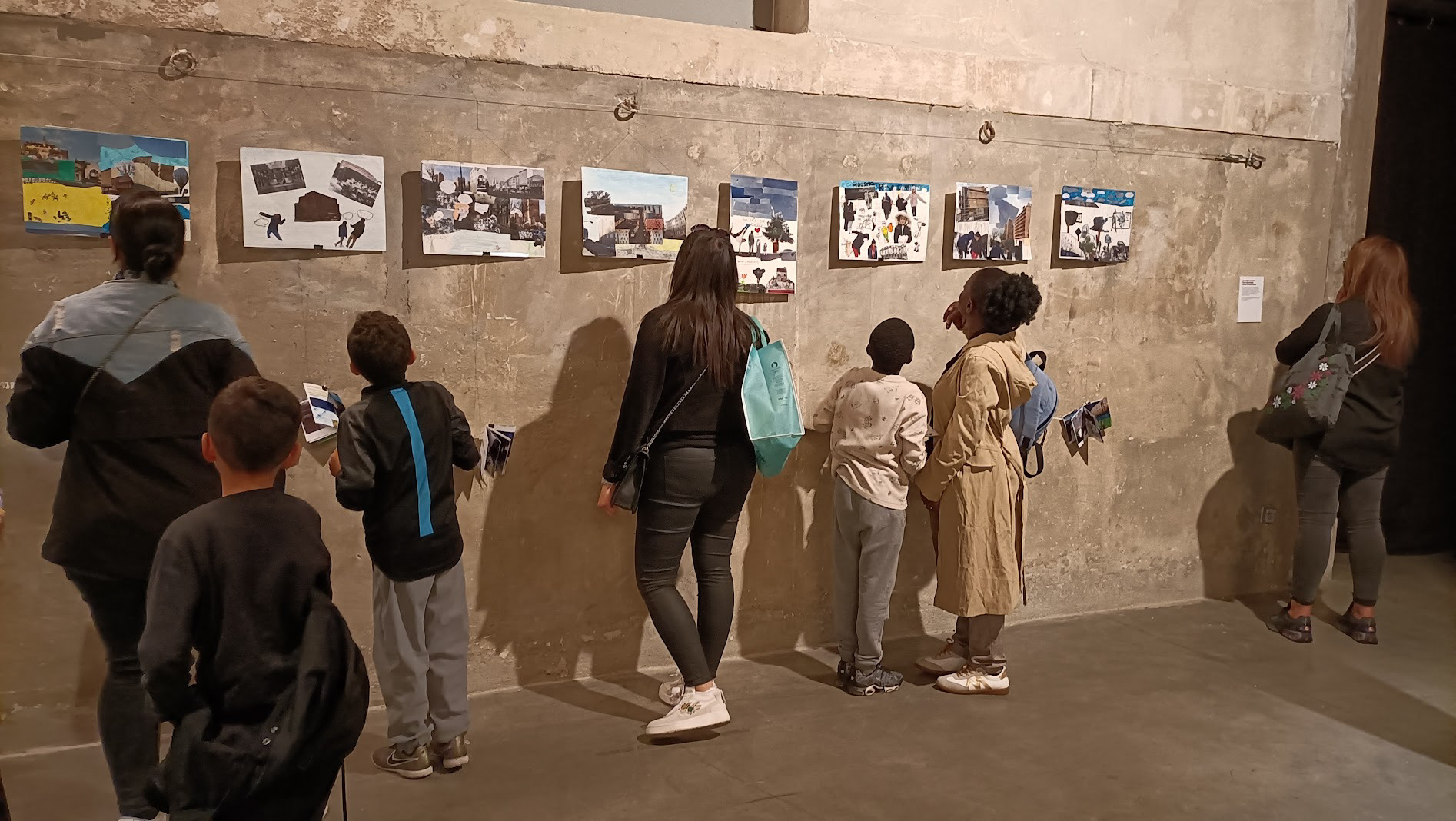 Children, parents, techers and assistant teacher discover the works at the exhibition "Forum 2024" at Le 104 Paris