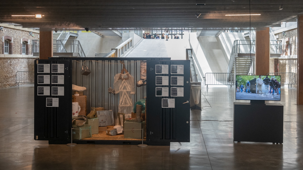 Container avec les objets crées et les cartels descriptifs et émotionels. Vidéo en stop motion du montage du container dans la cour du lycée