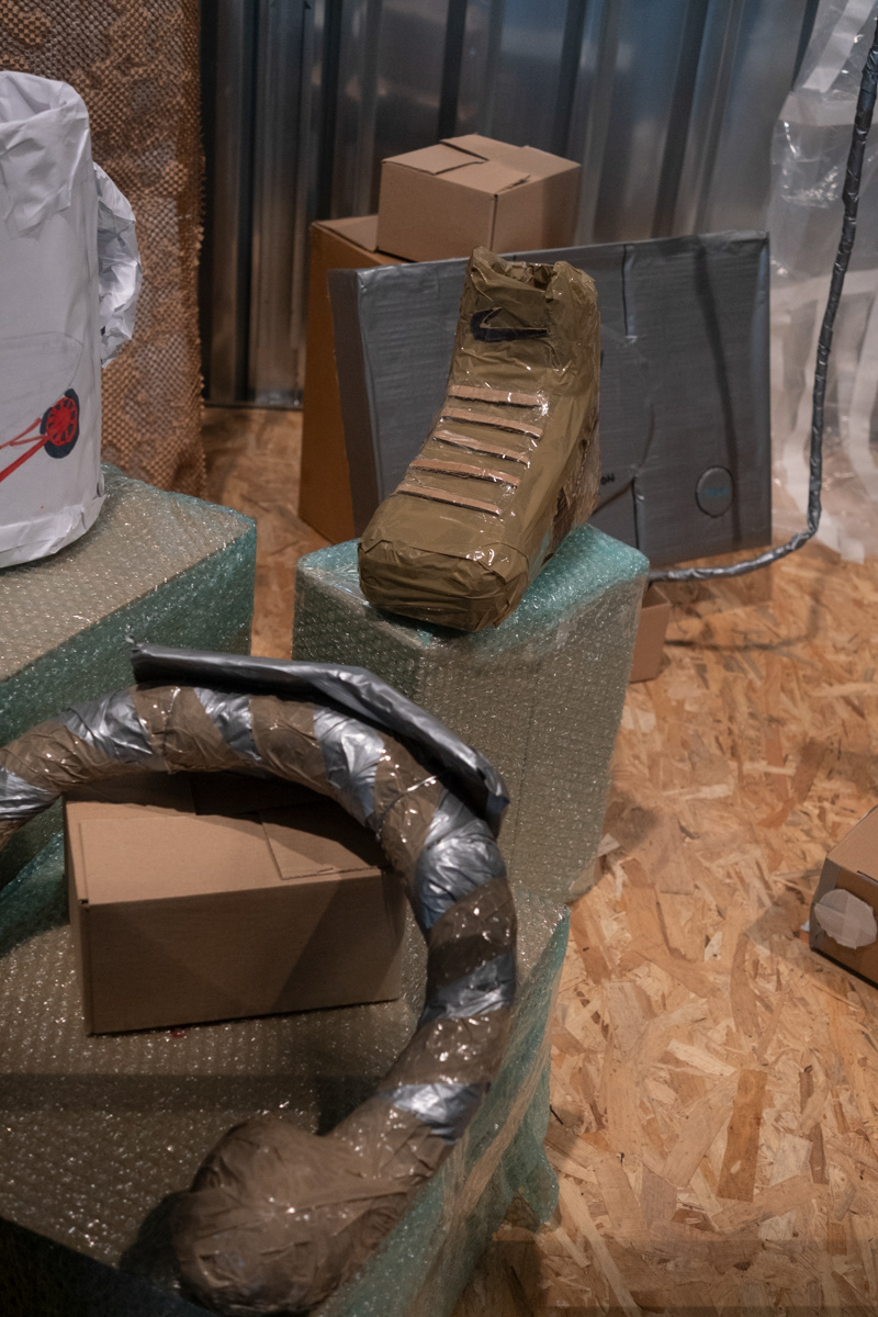Vue rapproché d'un bracelet, une basket