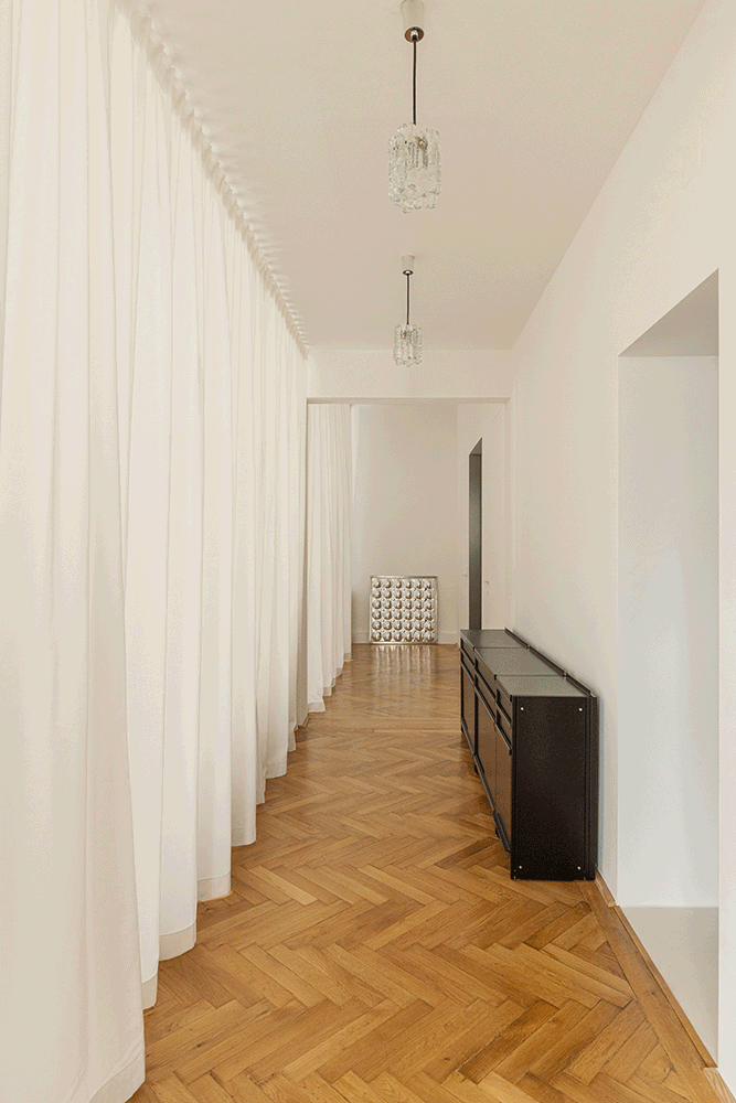 Flur mit Vorhang begrenzt und Sideboard