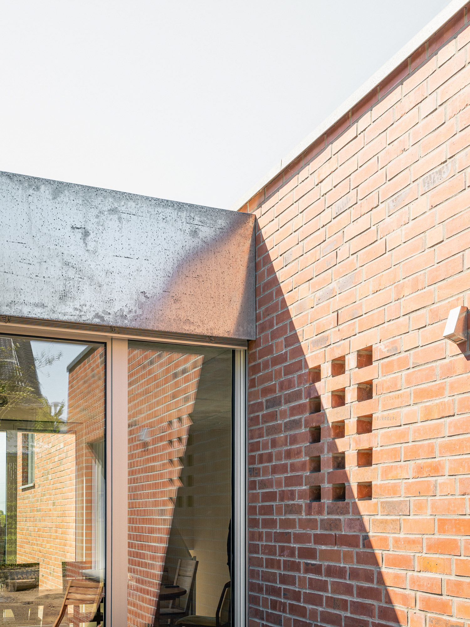 Detail verzinktes Blech, Alufenster und rote Klinkerfassade