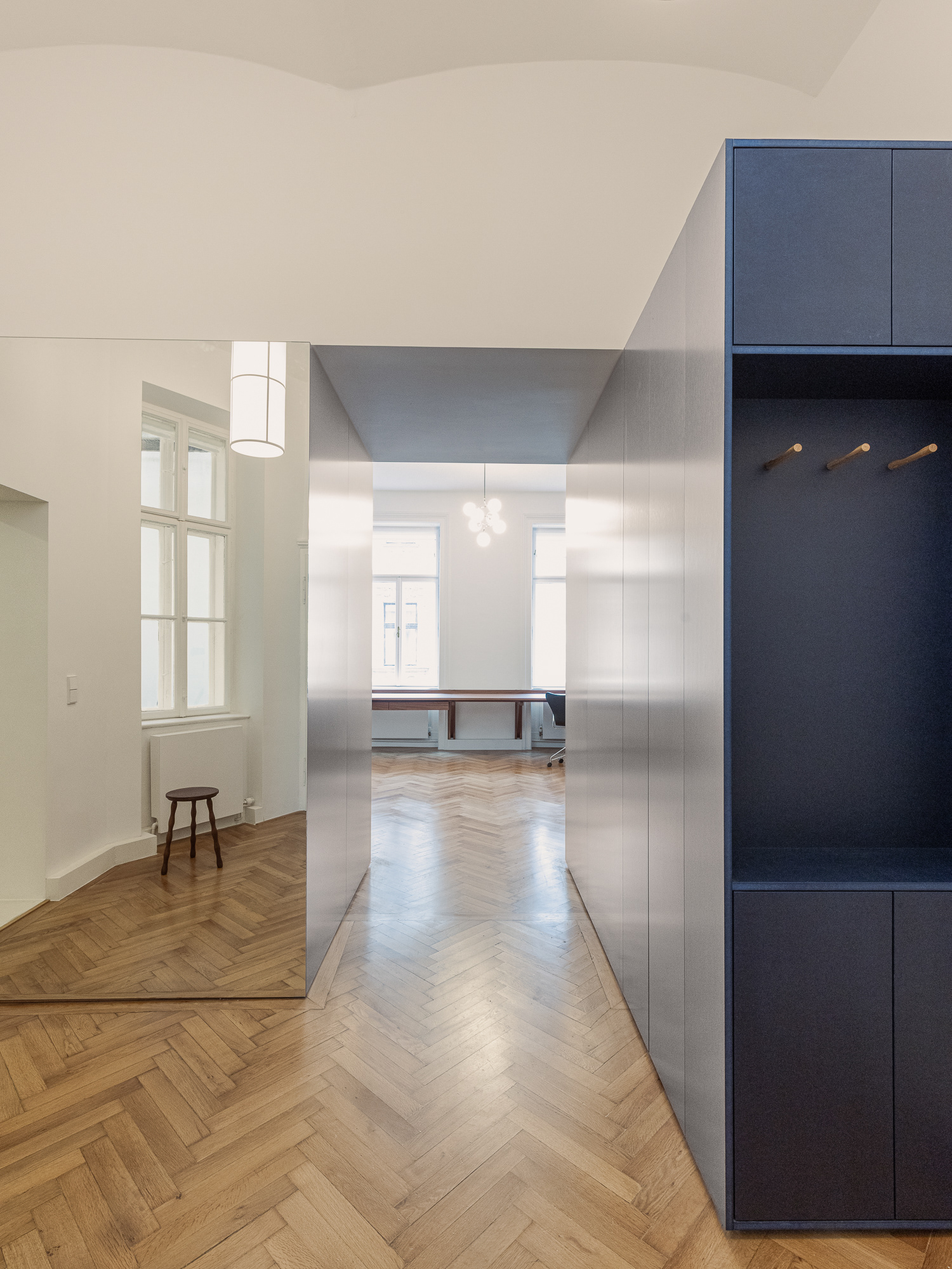 Eingangsbereich mit Spiegel und Garderobe