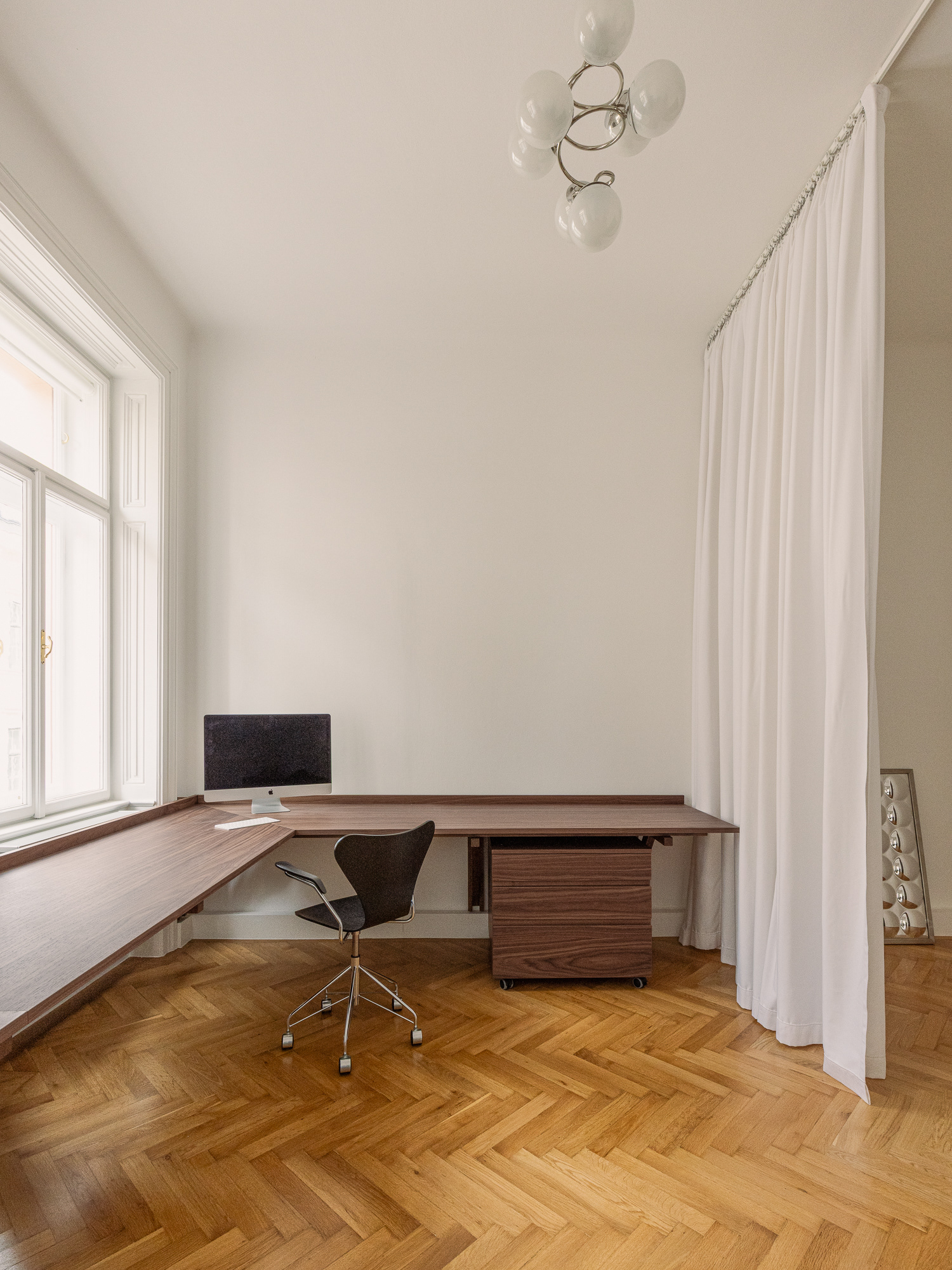 Büro mit Schreibtisch