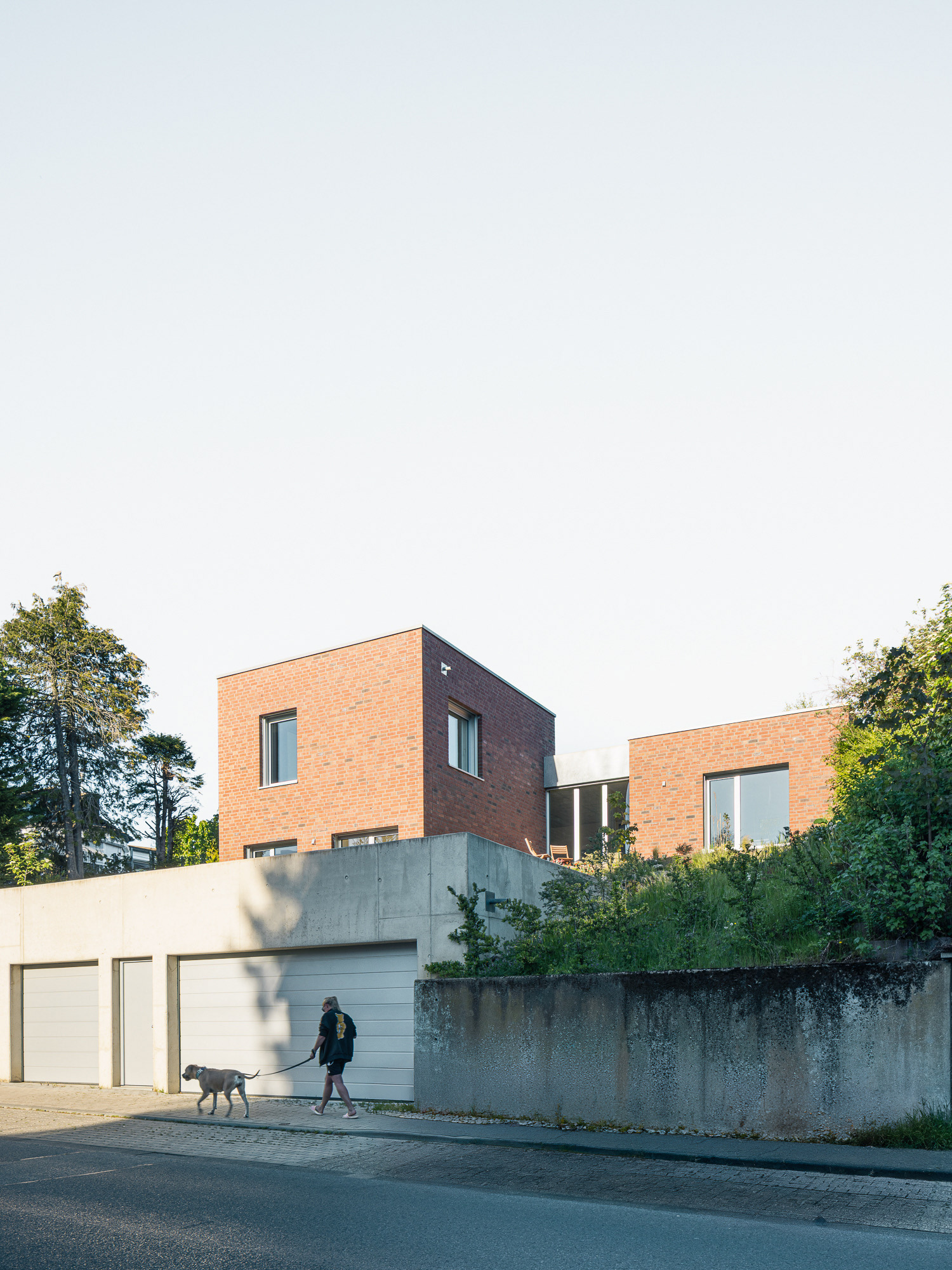 Haus mit Klinkerfassade und Garage in Sichtbeton
