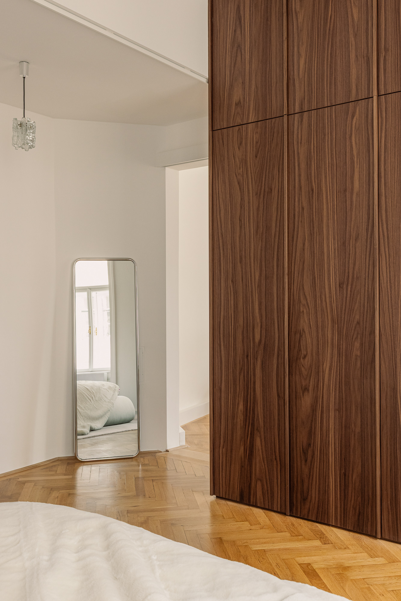 Schlafzimmer mit Schrank aus amerikanischem Nussbaum