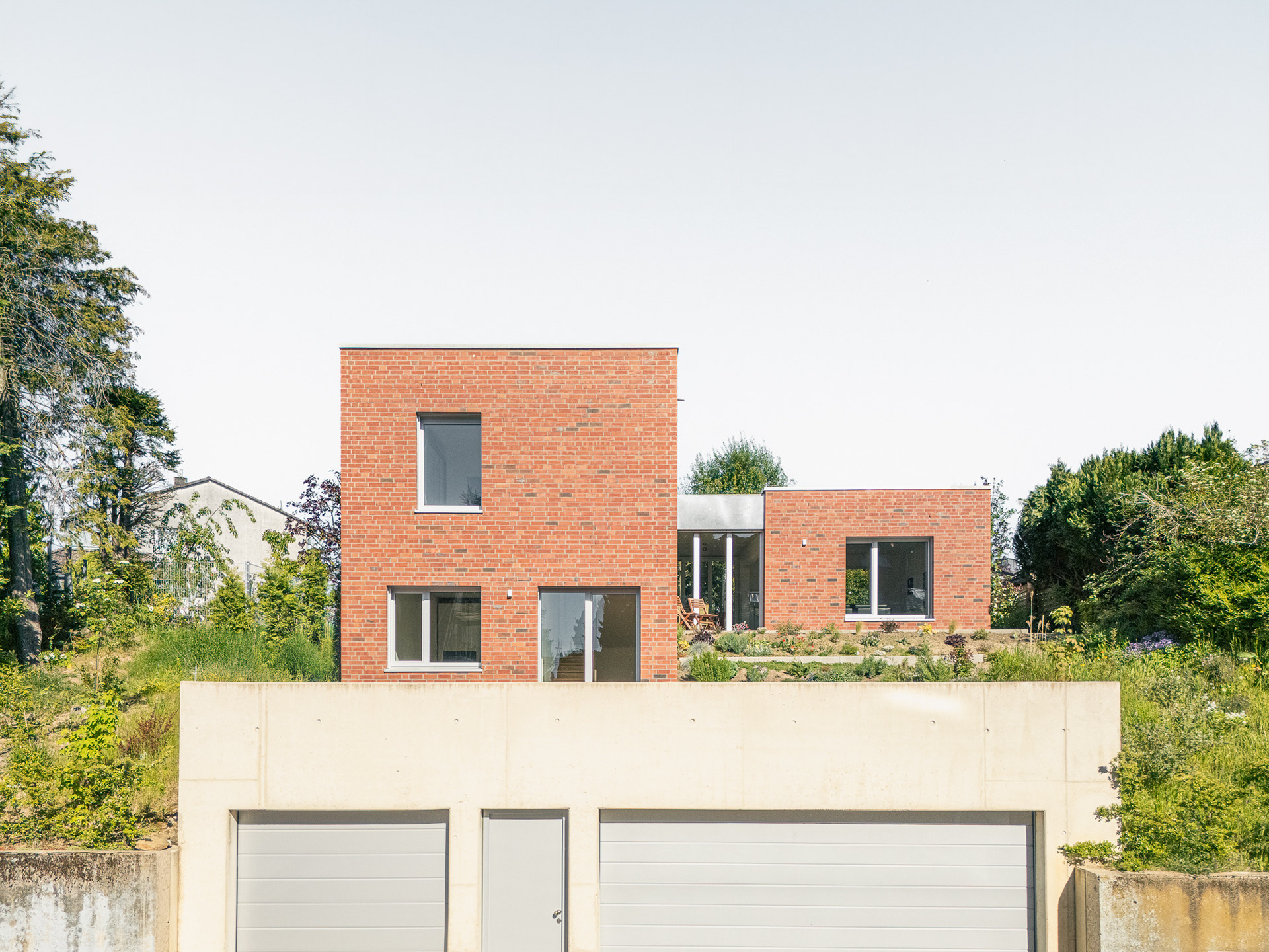 Frontalansicht Haus und Garage