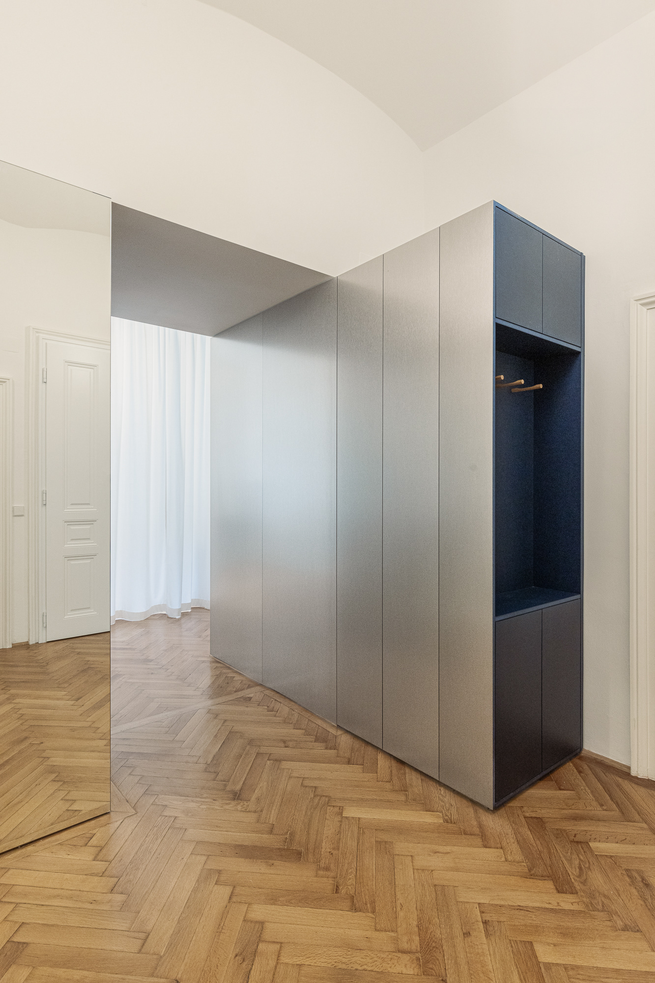 Eingangsbereich mit Spiegel und Garderobe