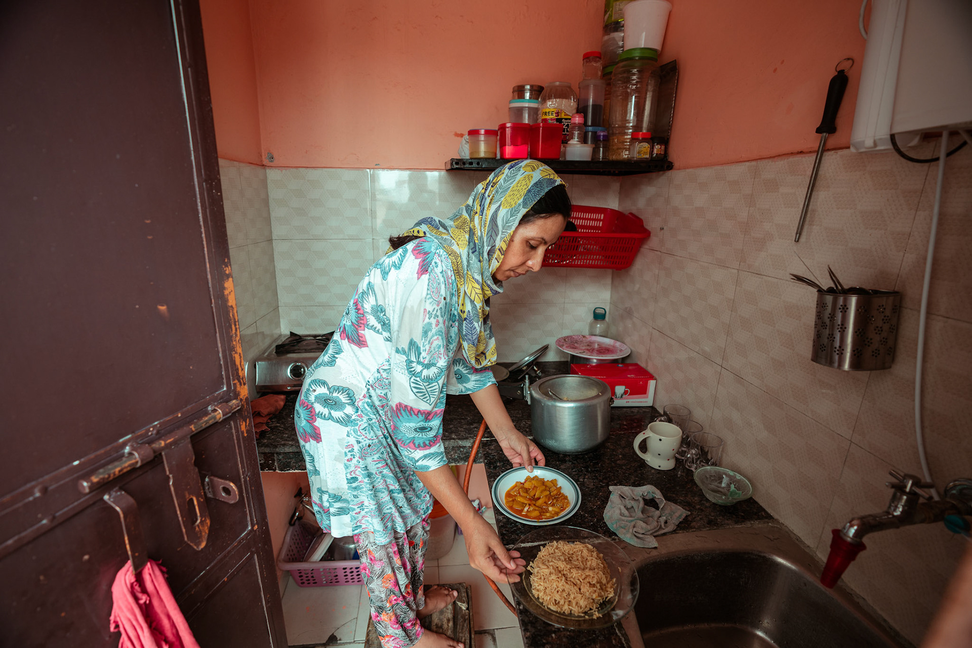 An Afghan Refugee prepares a meal in Tilak Nagar, Delhi, during the relief project organised by Catholic Relief Services (CRS)