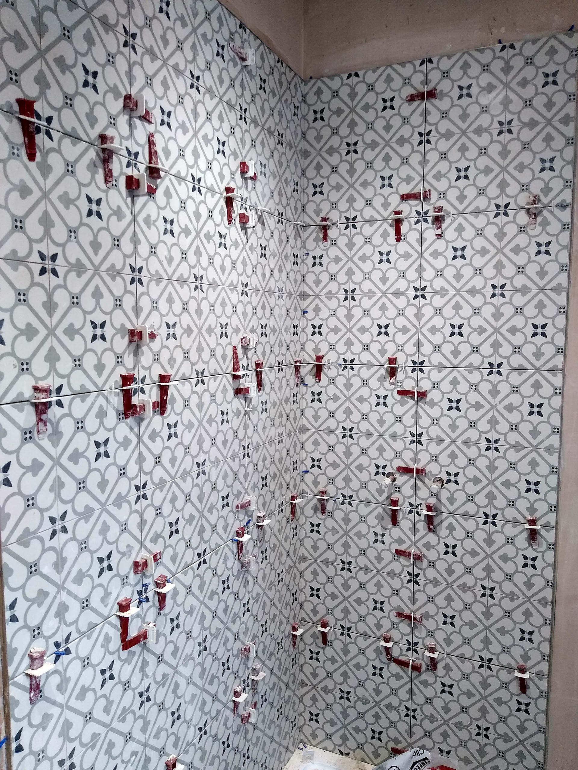 Fitting tiles using a leveling system