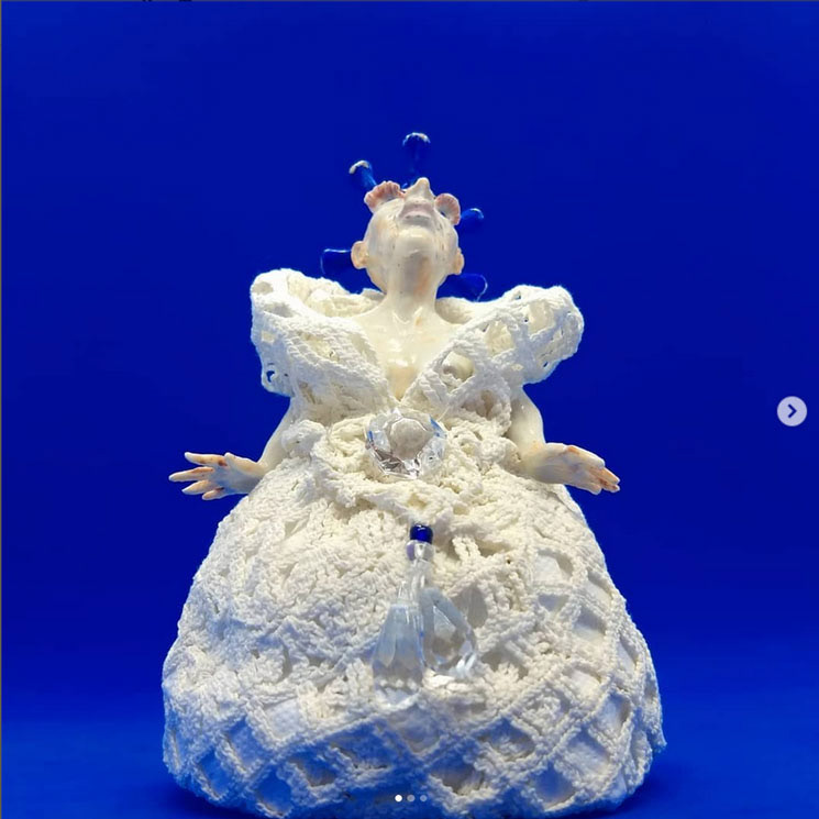 Corona - Porcelain, lace, toilet paper, pearls and cristal (cooperation with Andreas Böer)